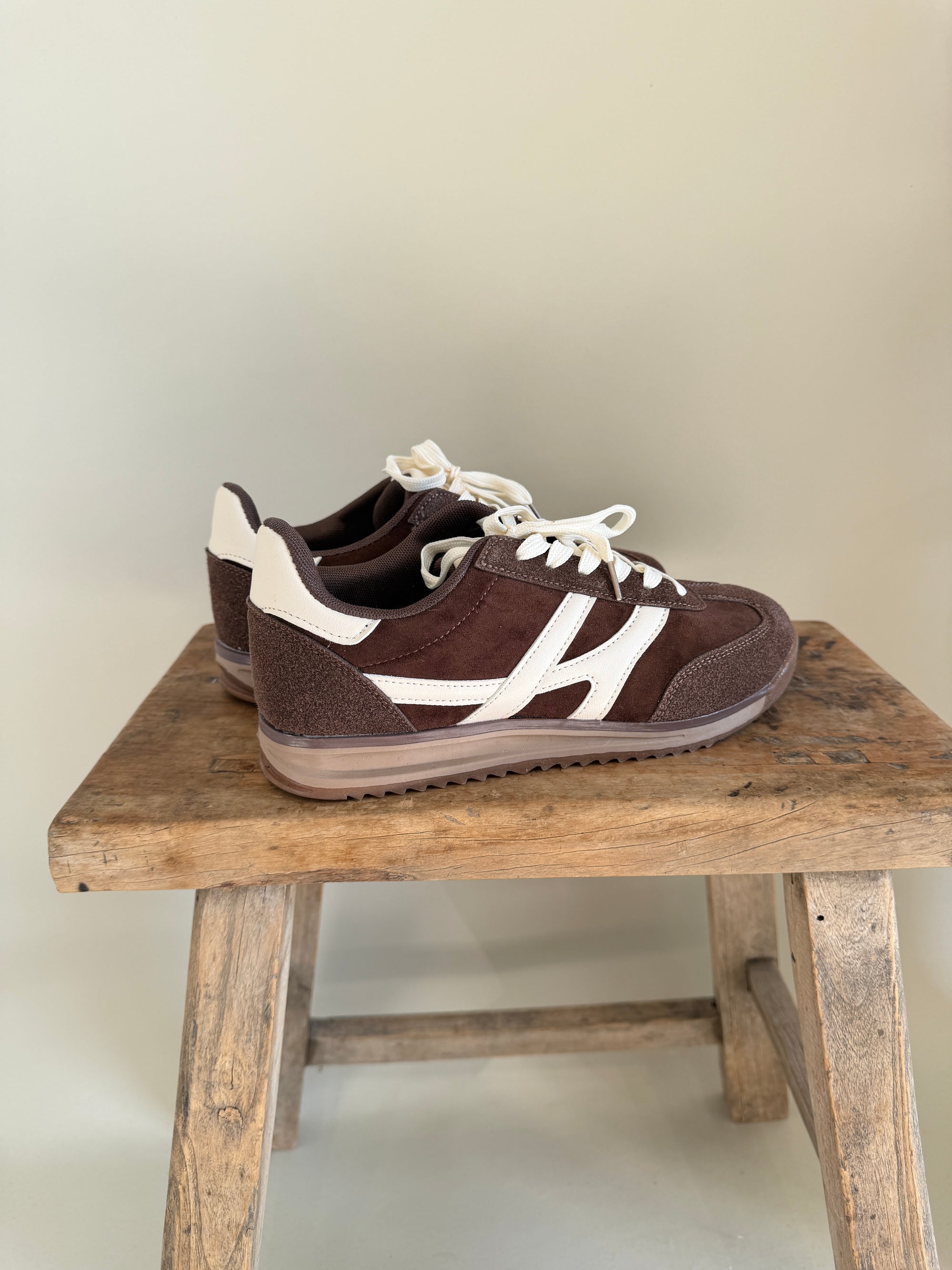 Sneaker in Schokobraun mit Wollweiß