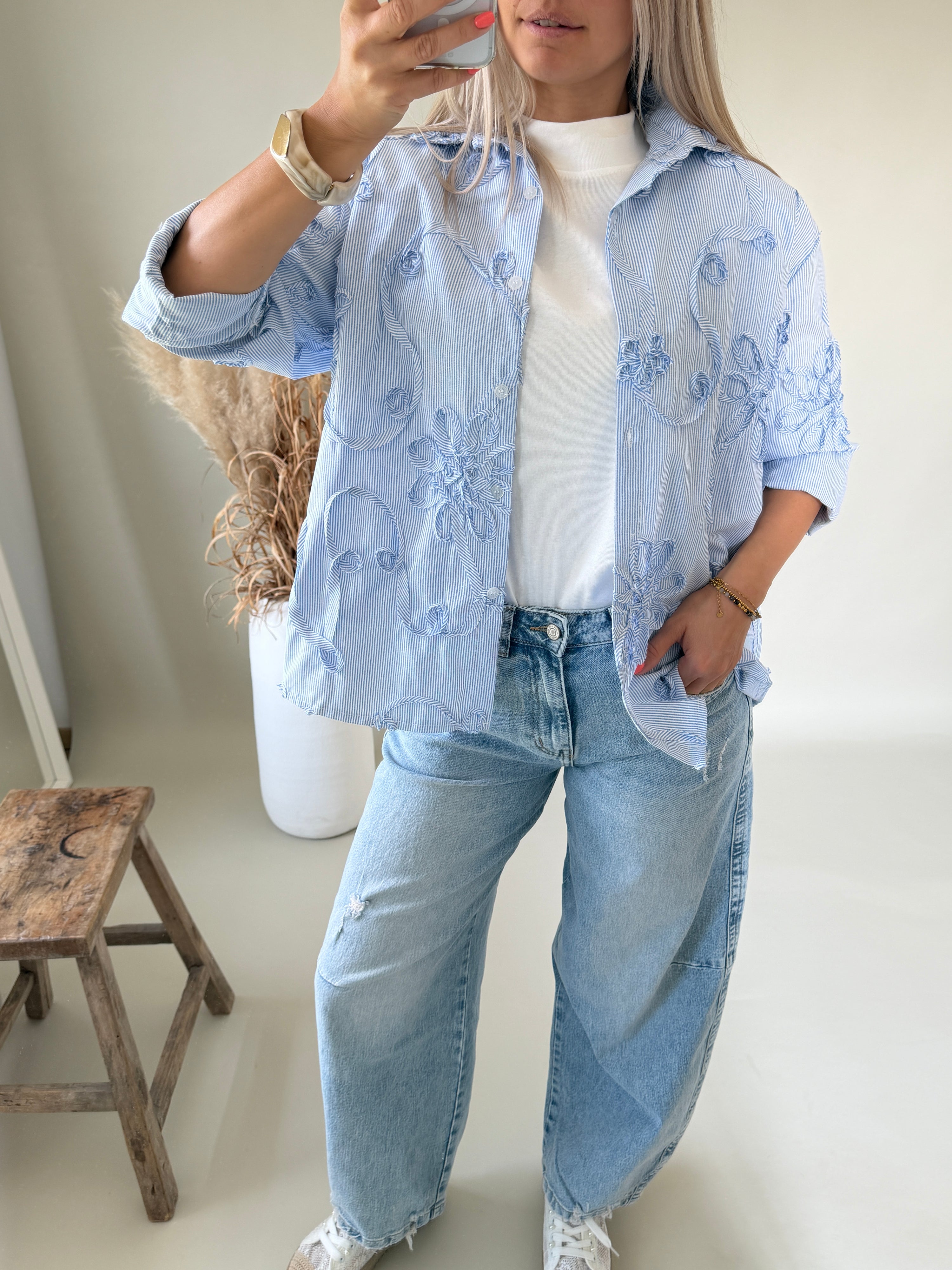 Bluse in Blau / Weiß gestreift mit Blumen