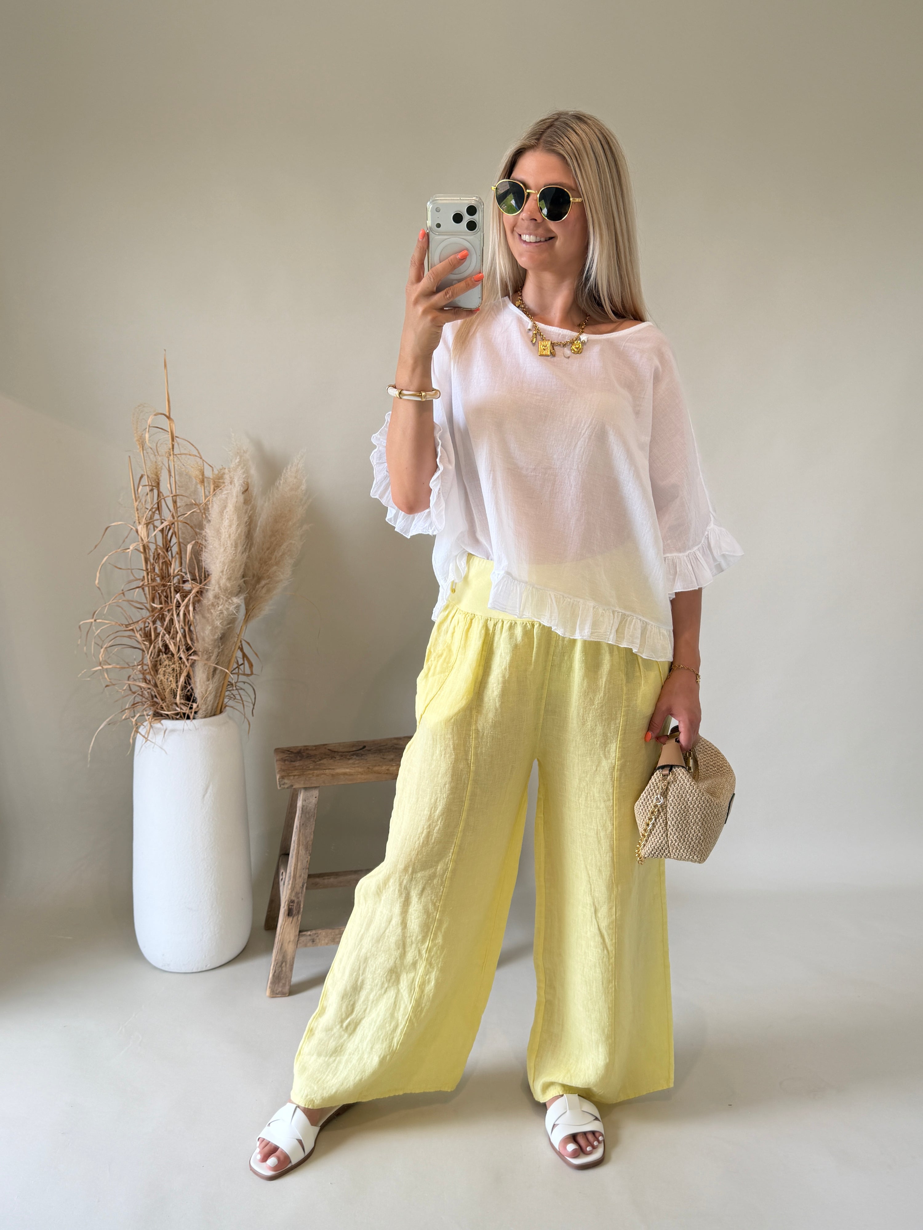 Bluse in Weiß mit Rüschen am Arm / Bund