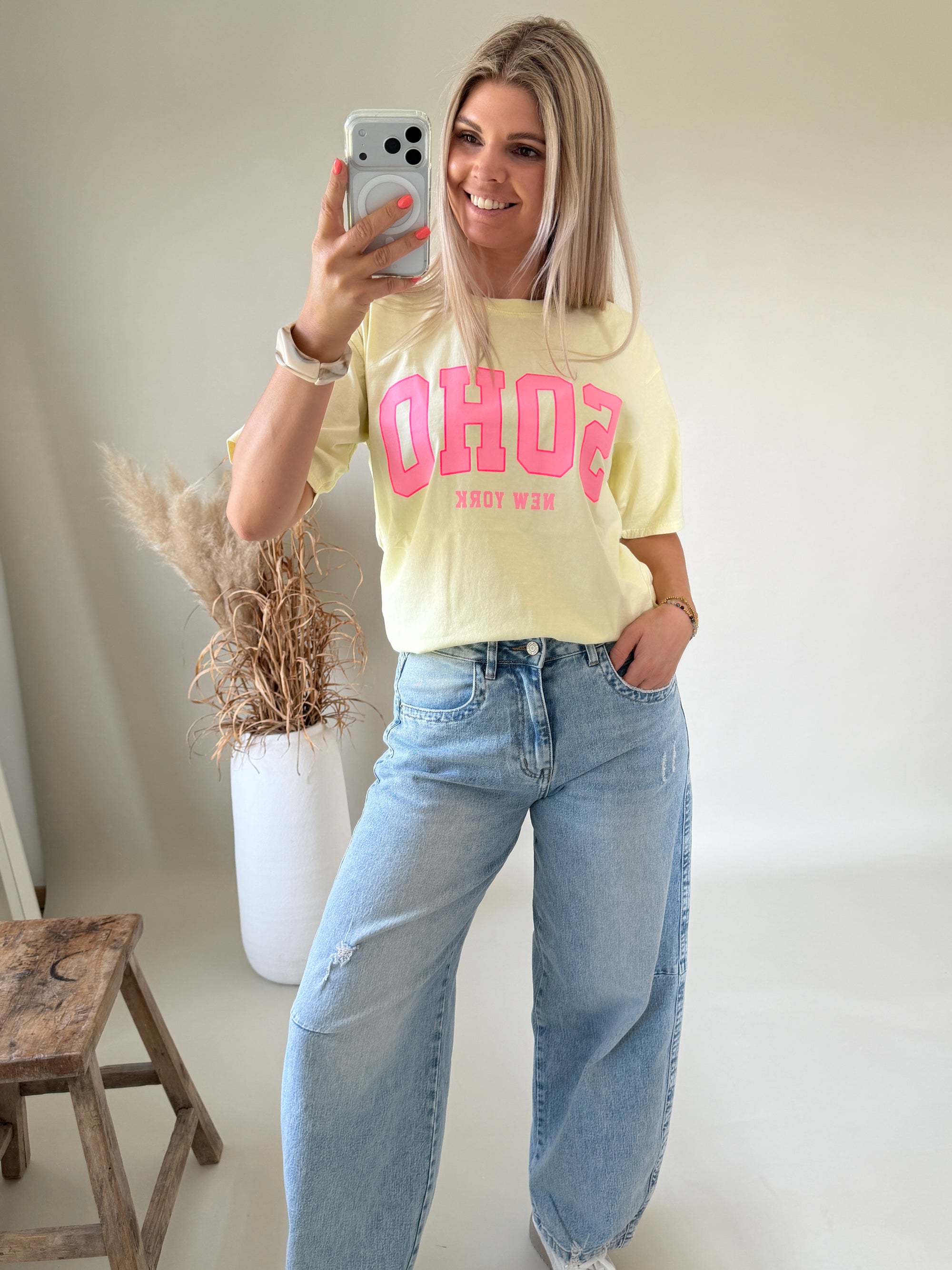 T - Shirt in Zitronengelb mit Rosa Aufschrift SOHO