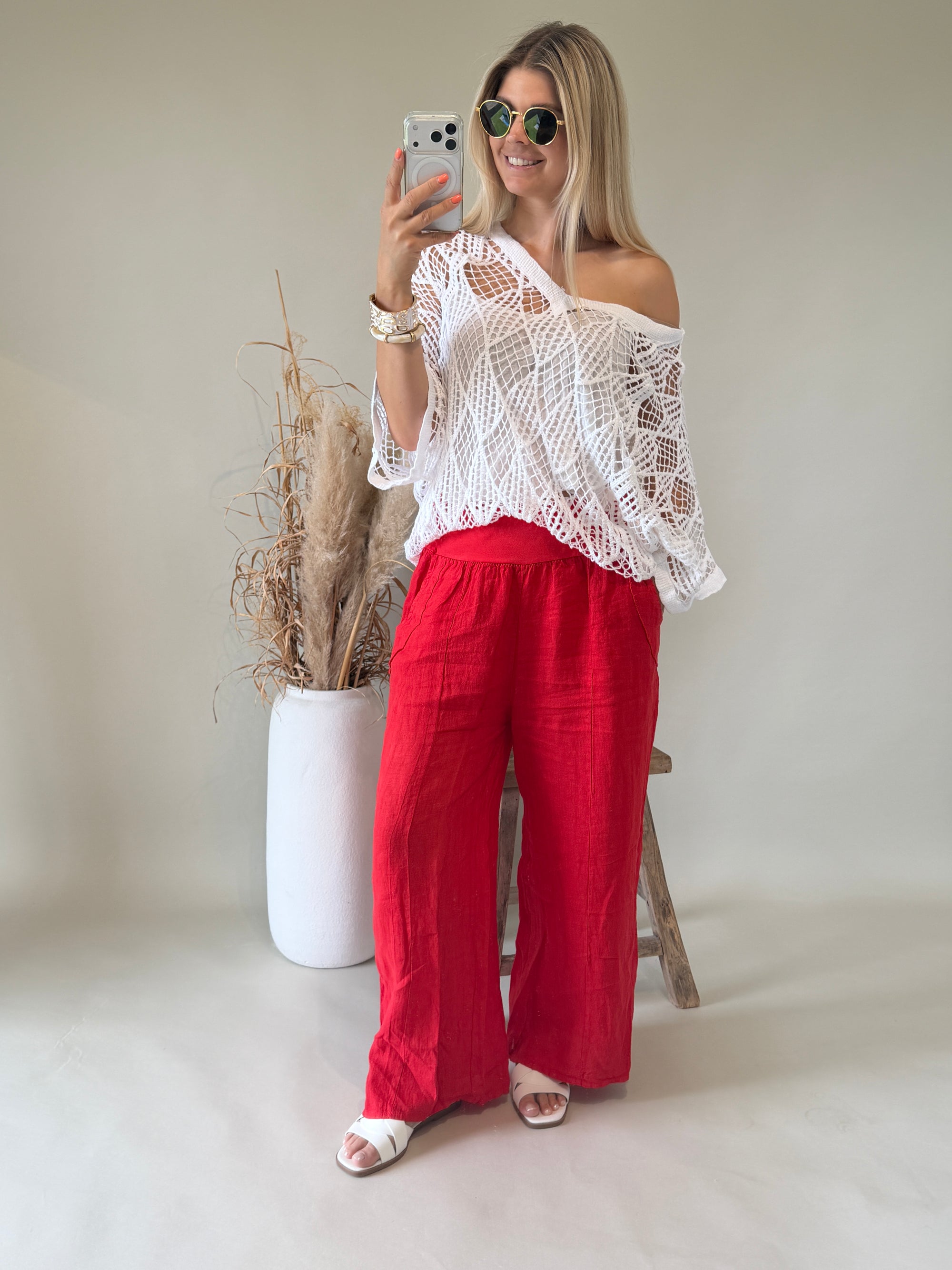 Hose in Rot mit Gürtel und weitem Bein