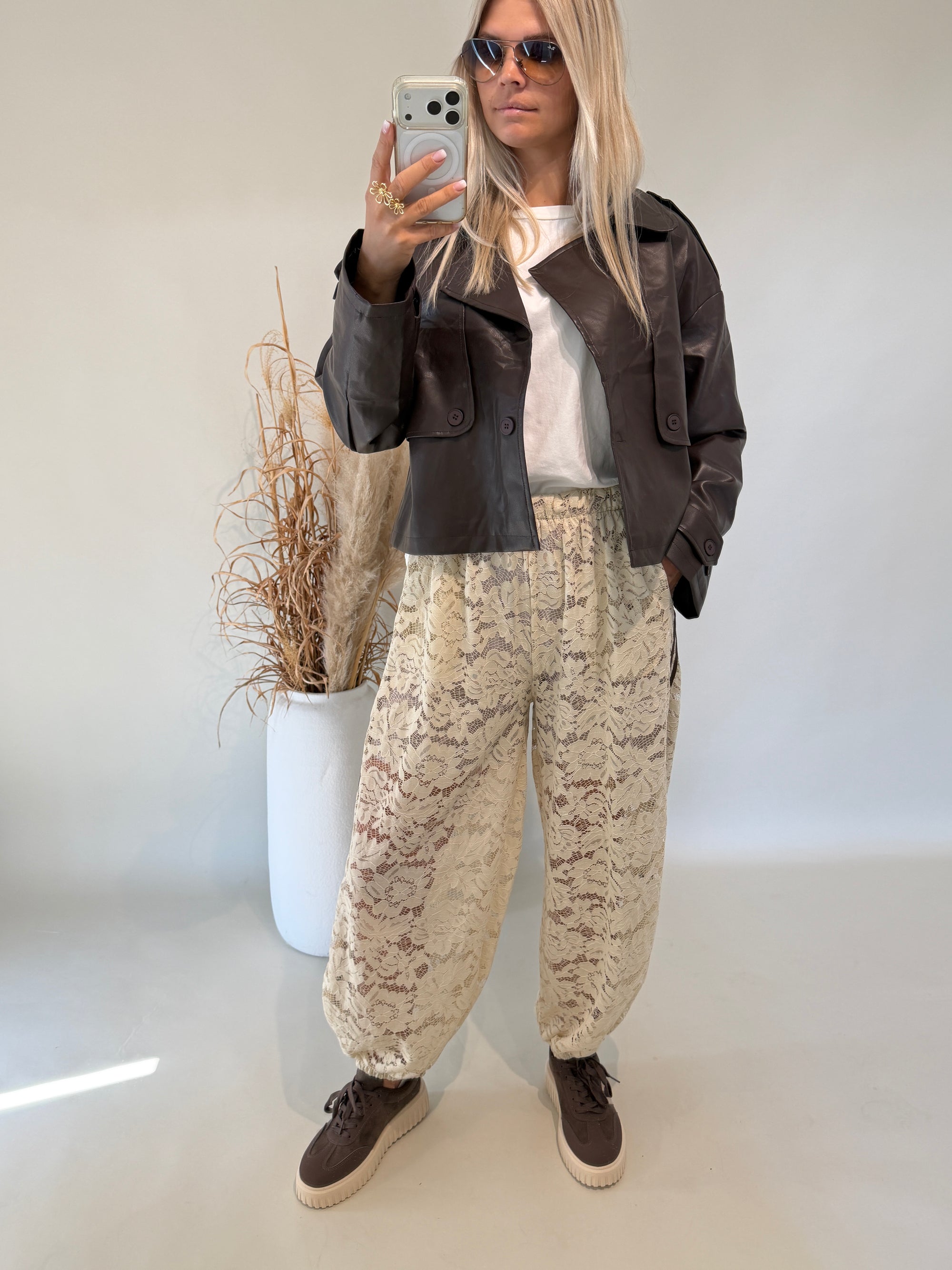 Hose in Beige aus Spitze mit Streifen