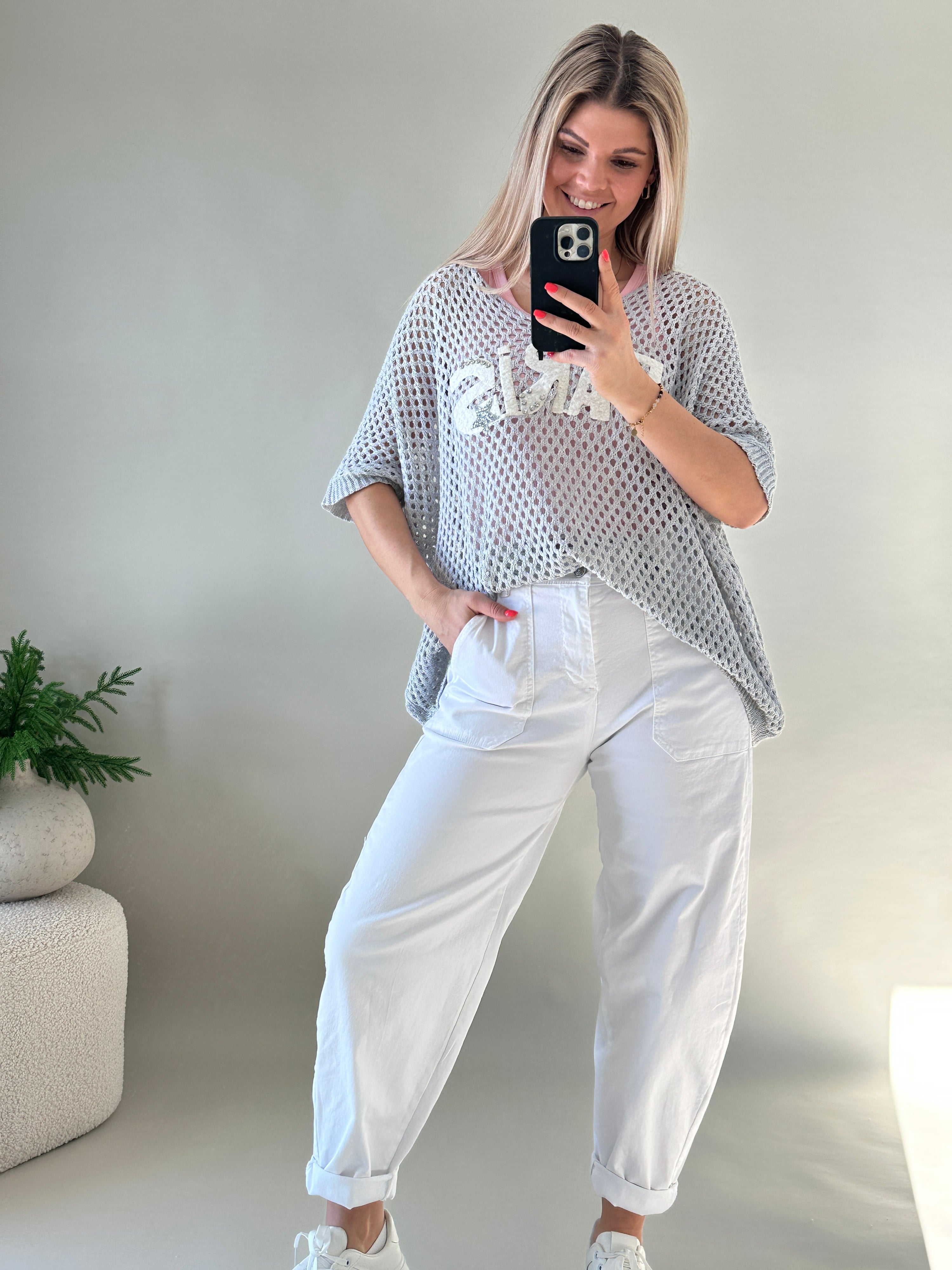 Pullover in Grau mit Lochmuster und Aufschrift PARIS