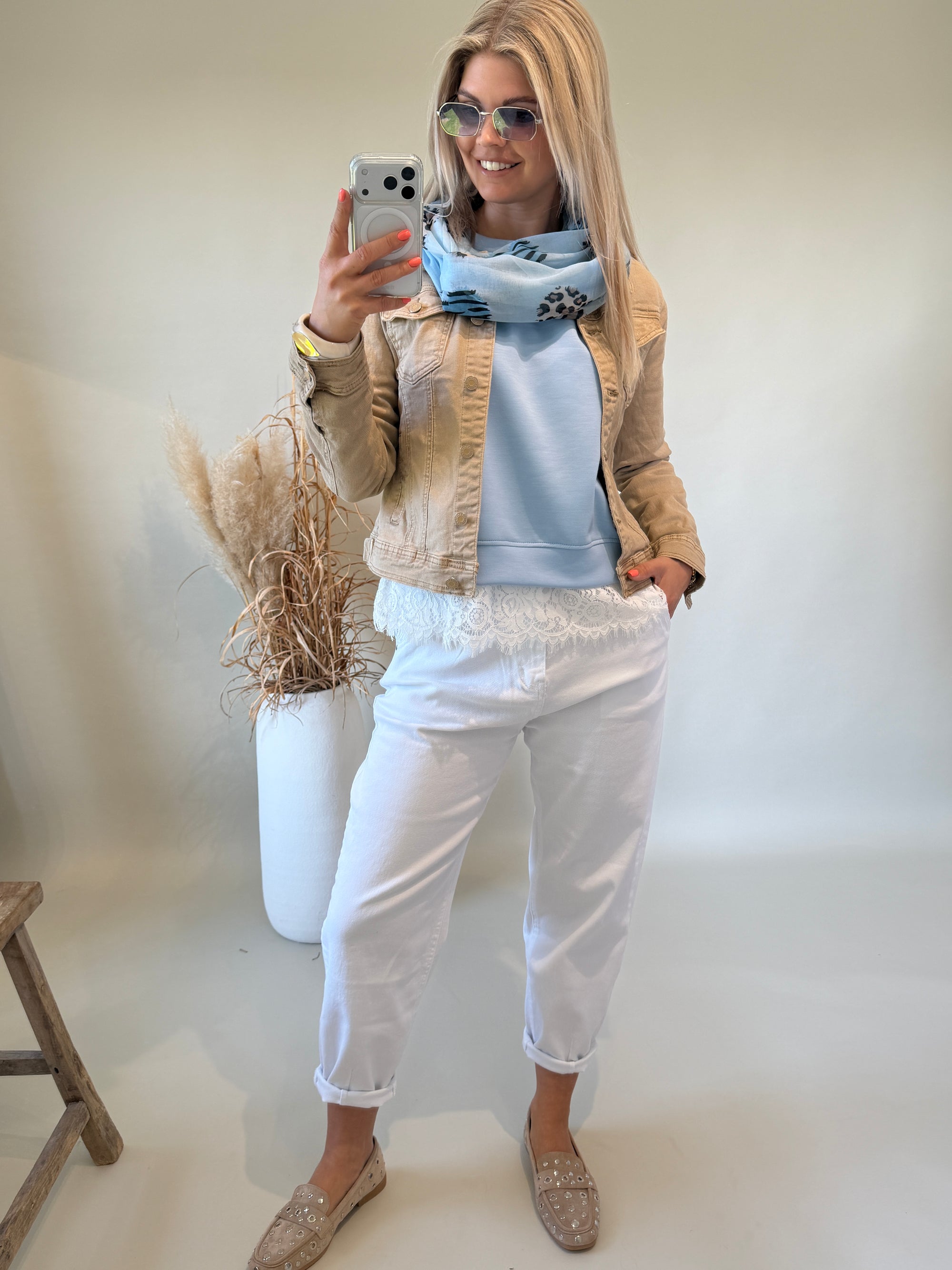 Sweatshirt in Hellblau mit Spitze unten