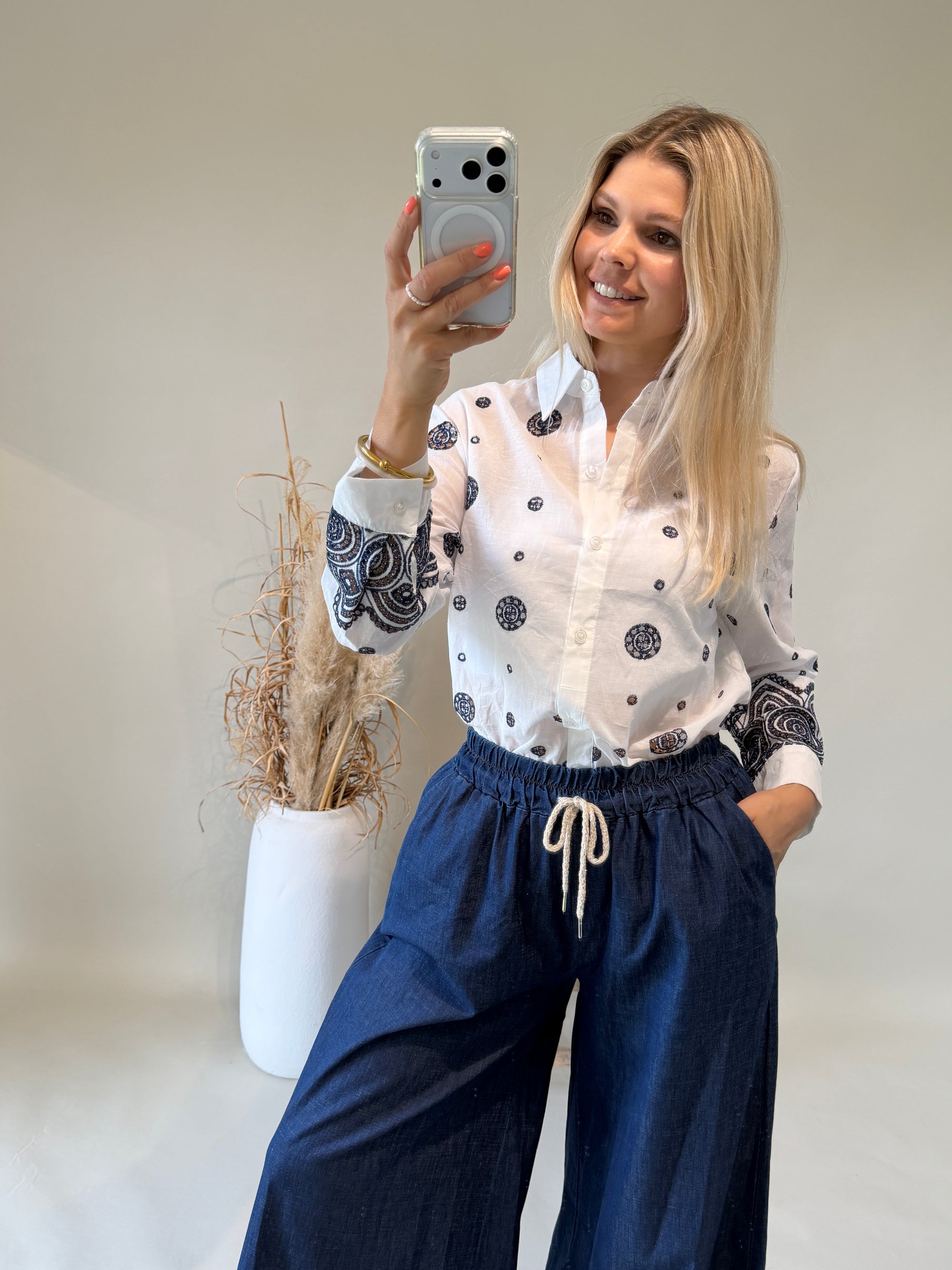Bluse in Weiß mit Spitze in Dunkelblau
