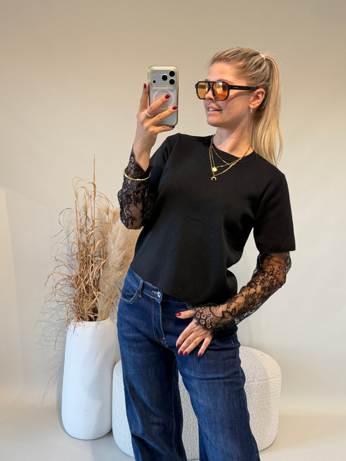 Pullover in Schwarz mit Spitze am Ärmel