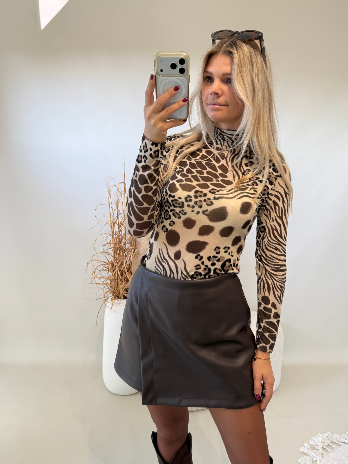 Shirt in Schokobraun Leo mit Rollkragen