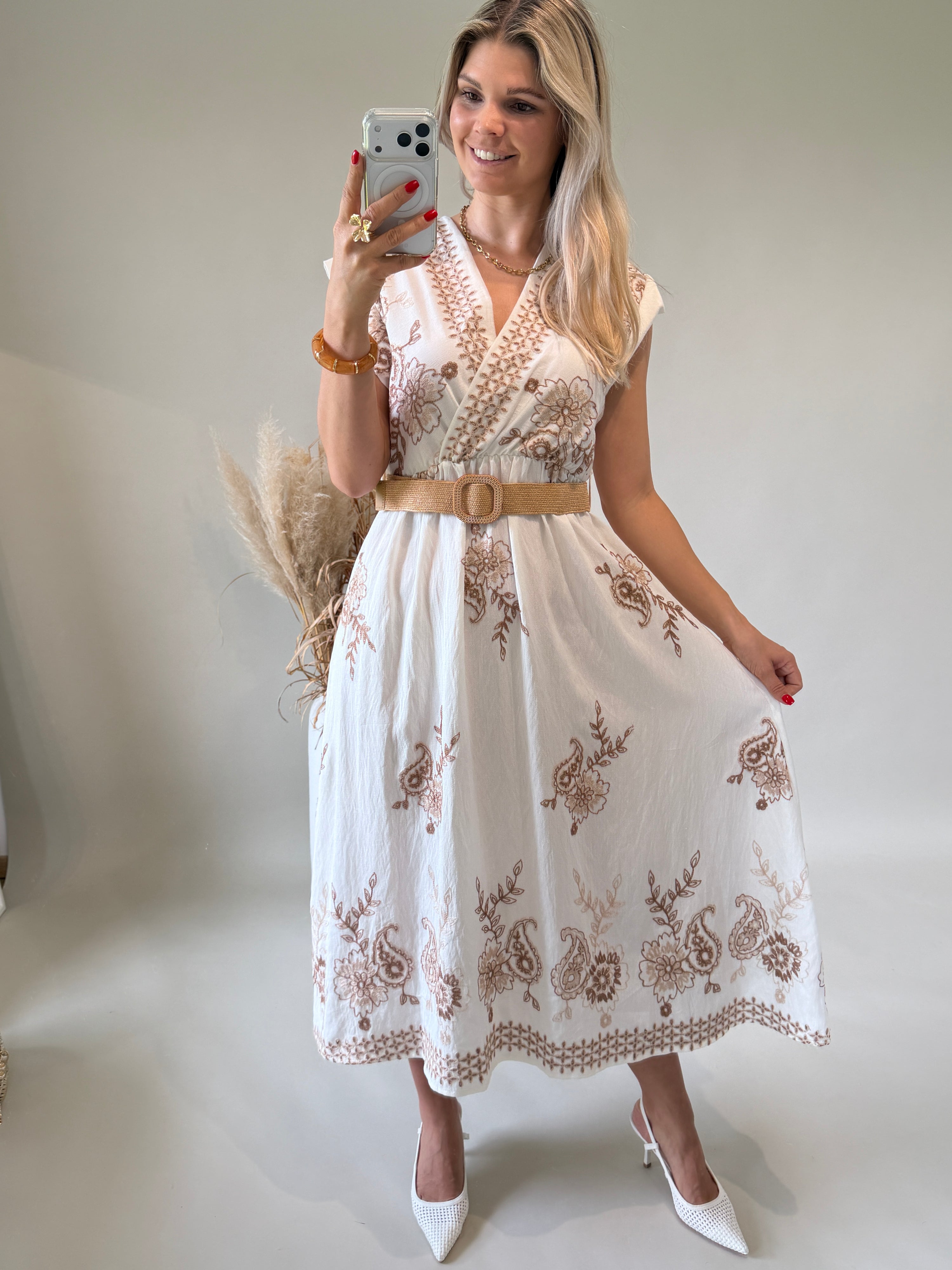 Kleid in Wollweiß mit Bohospitze in Zimt mit Gürtel