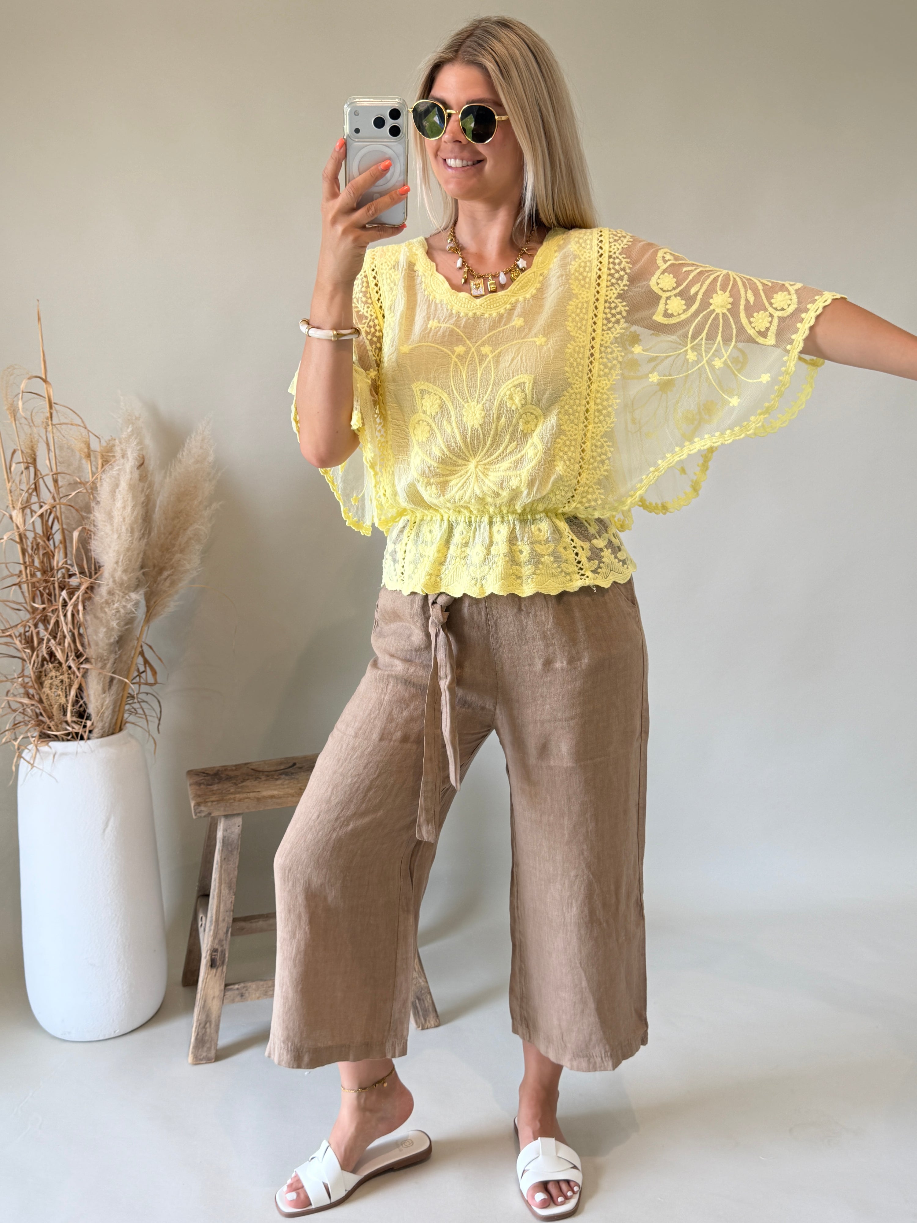 Bluse in Zitronengelb aus Spitze mit weitem Arm