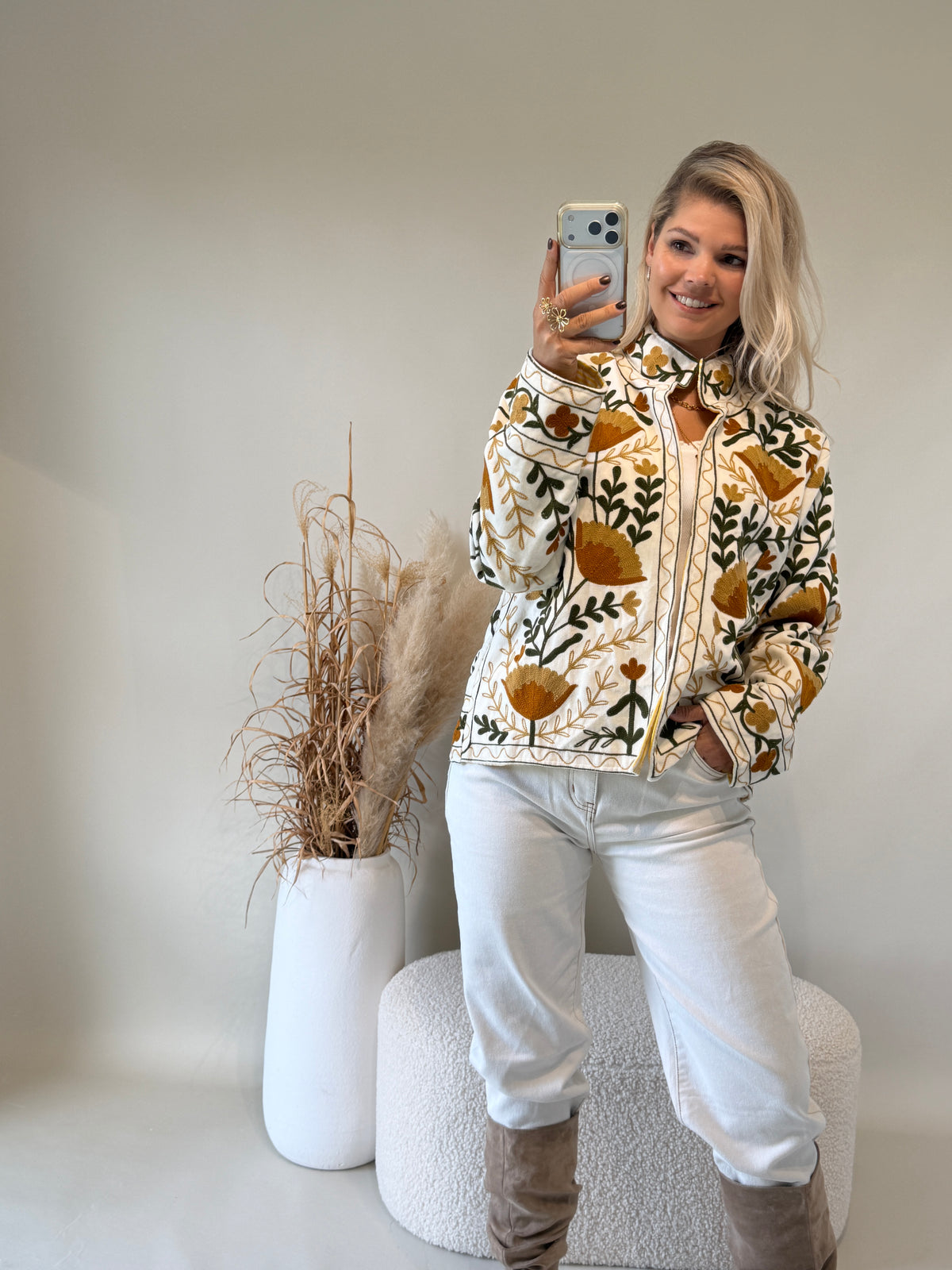 Jacke in Wollweiß mit Muster in Olivgrün / Zimt / Beige