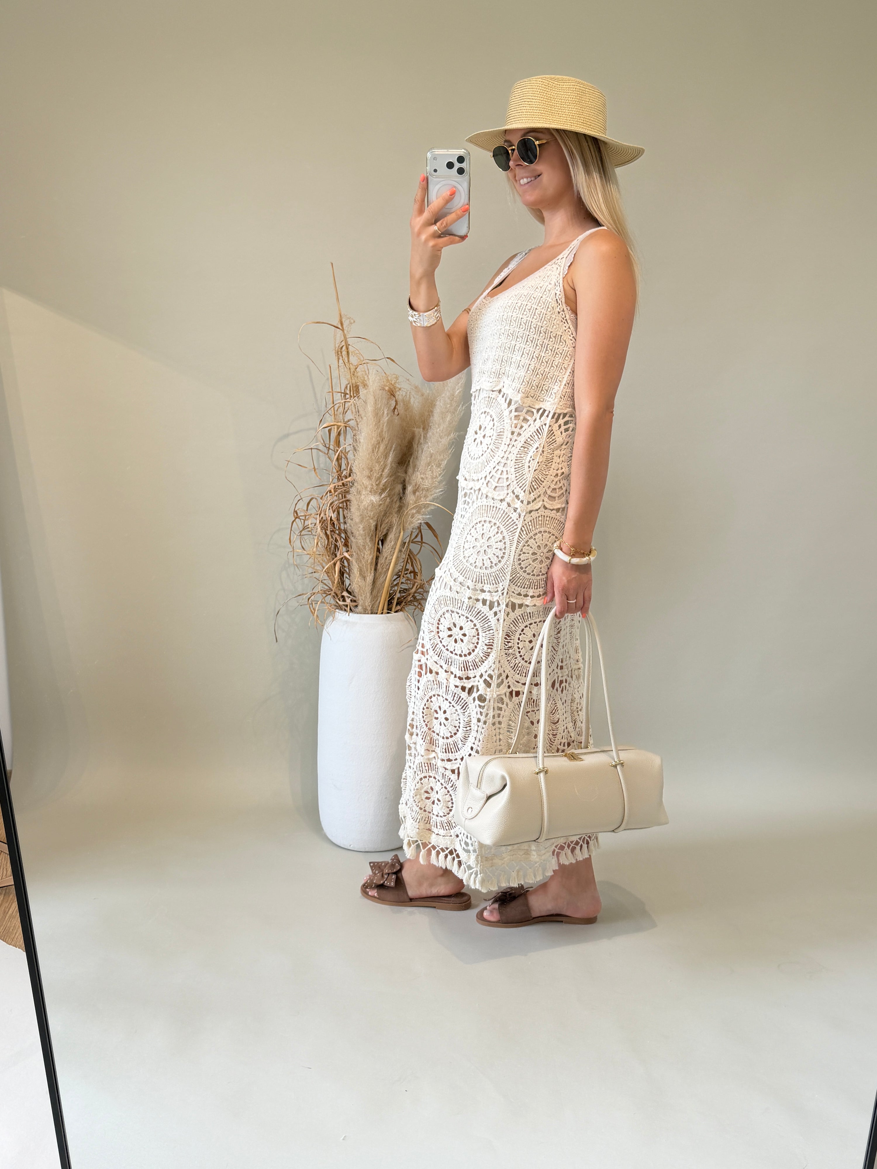 Kleid in Beige aus Bohospitze mit Puschel unten