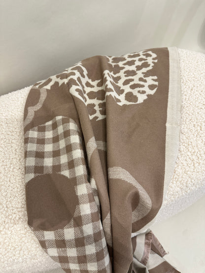 Schal in Beige/Wollweiß mit Leo und Karomuster