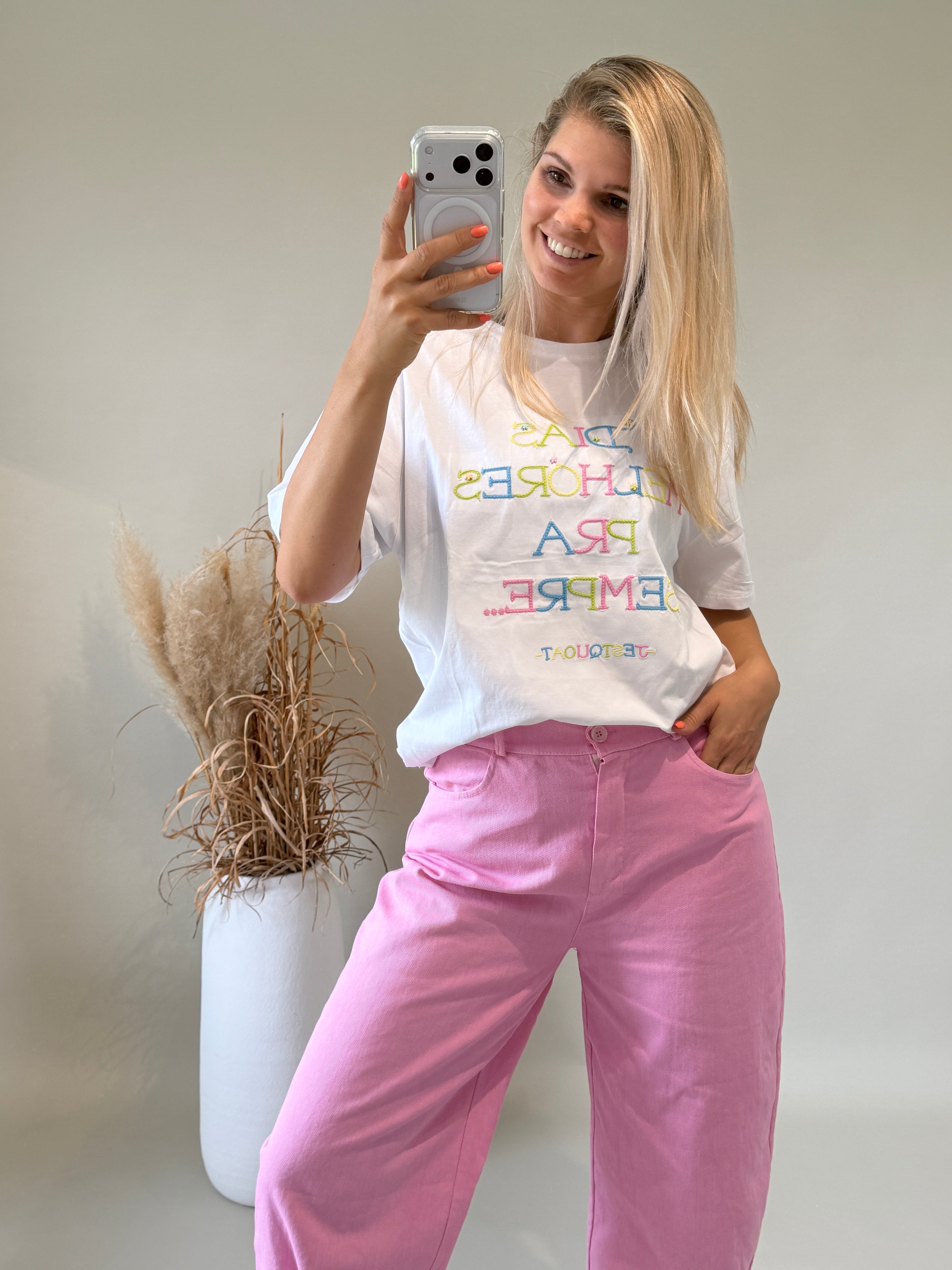 T - Shirt  in Weiß mit bunter Aufschrift