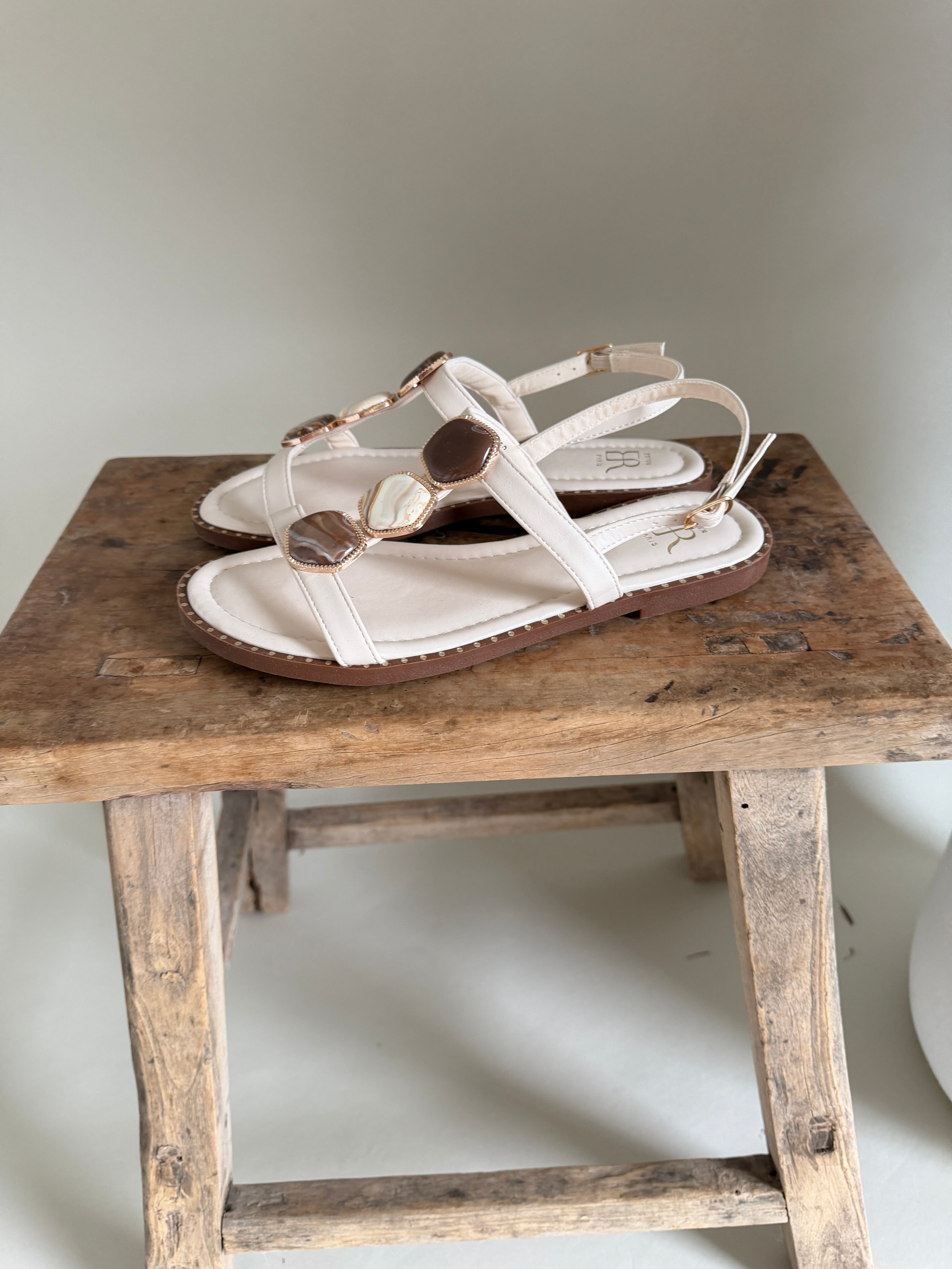 Sandalen in Beige mit Braun / Beigen Steinen