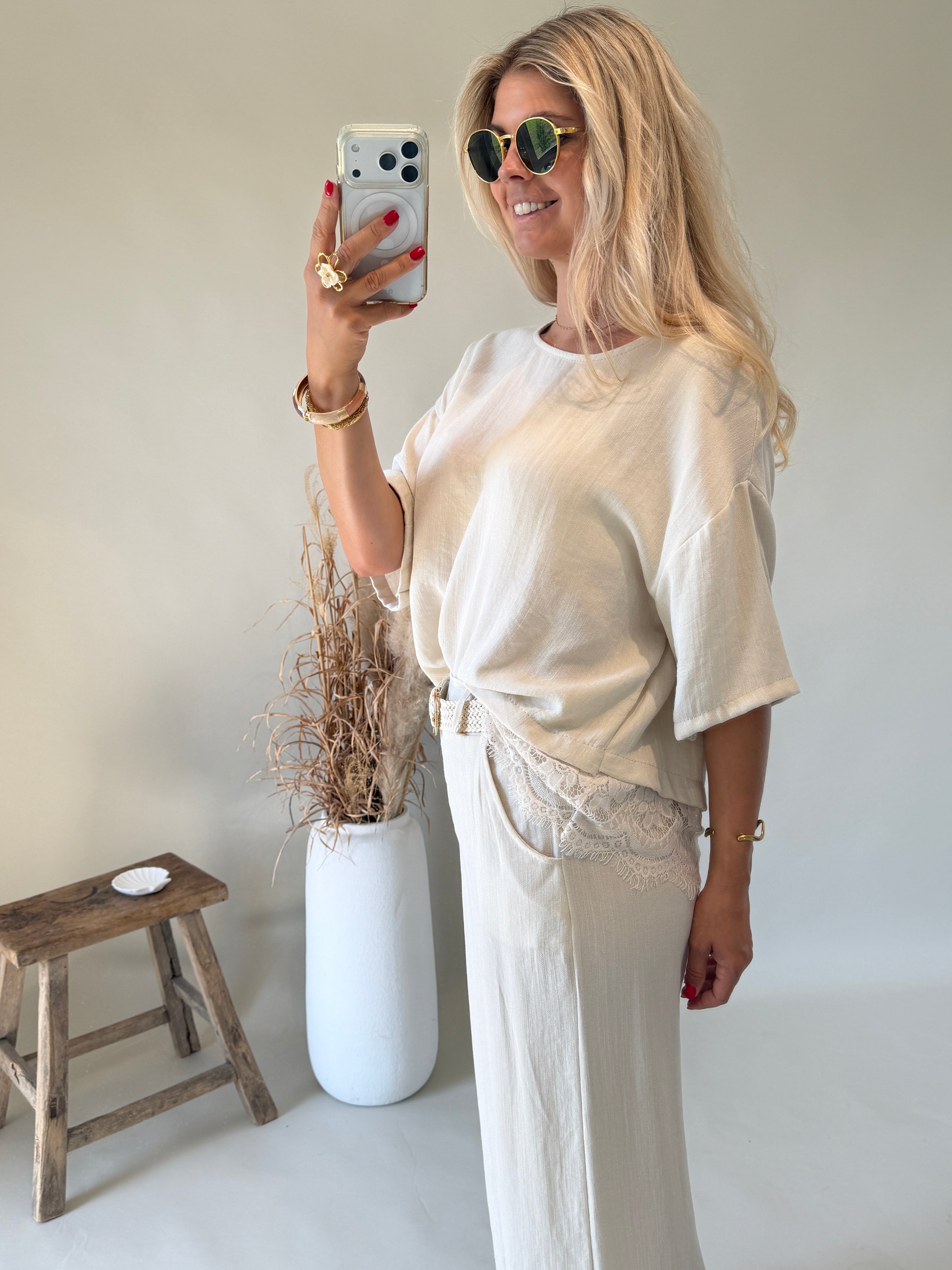 Bluse in Sand mit Spitze unten