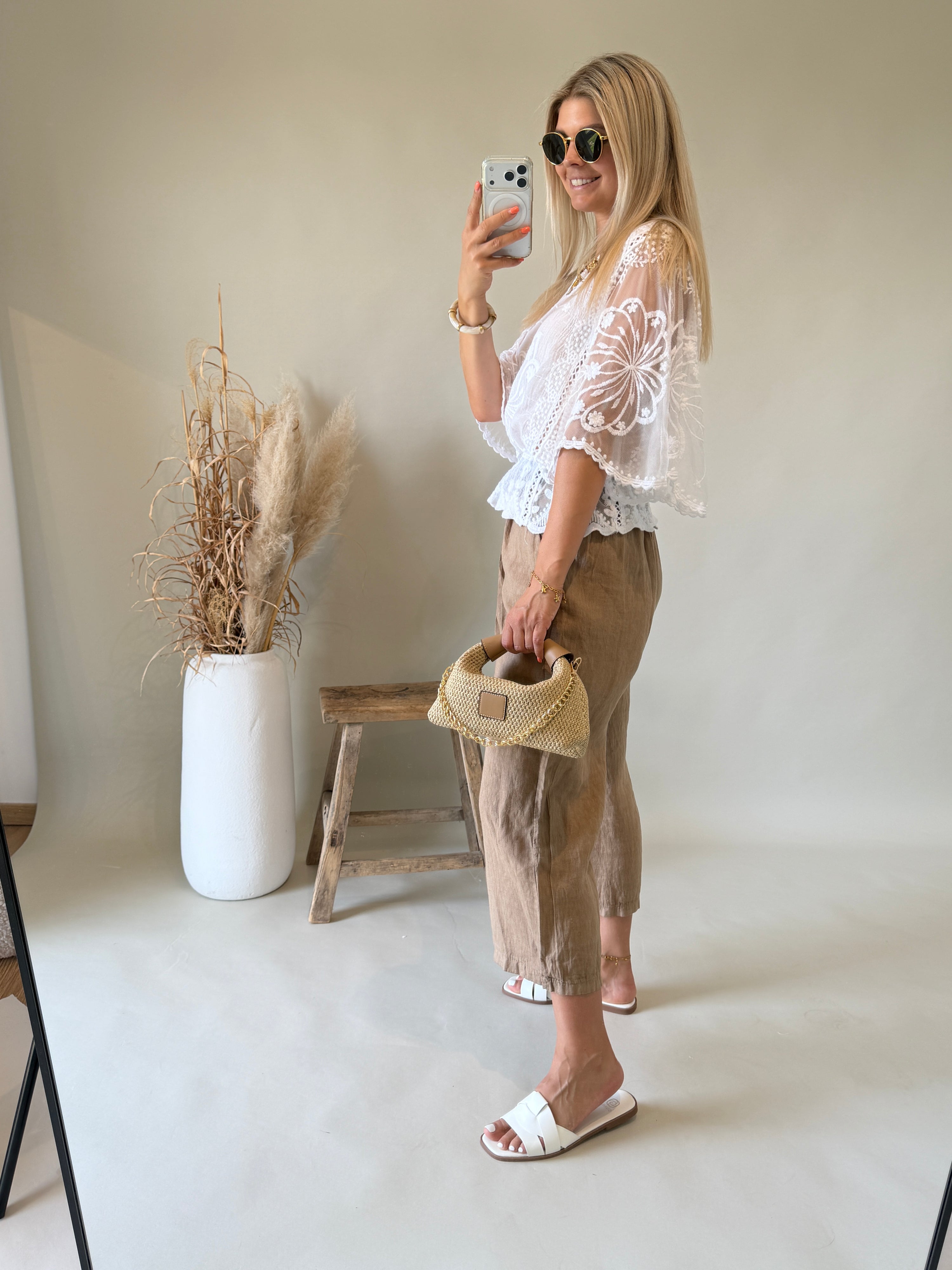 Bluse in Weiß aus Spitze mit weitem Arm
