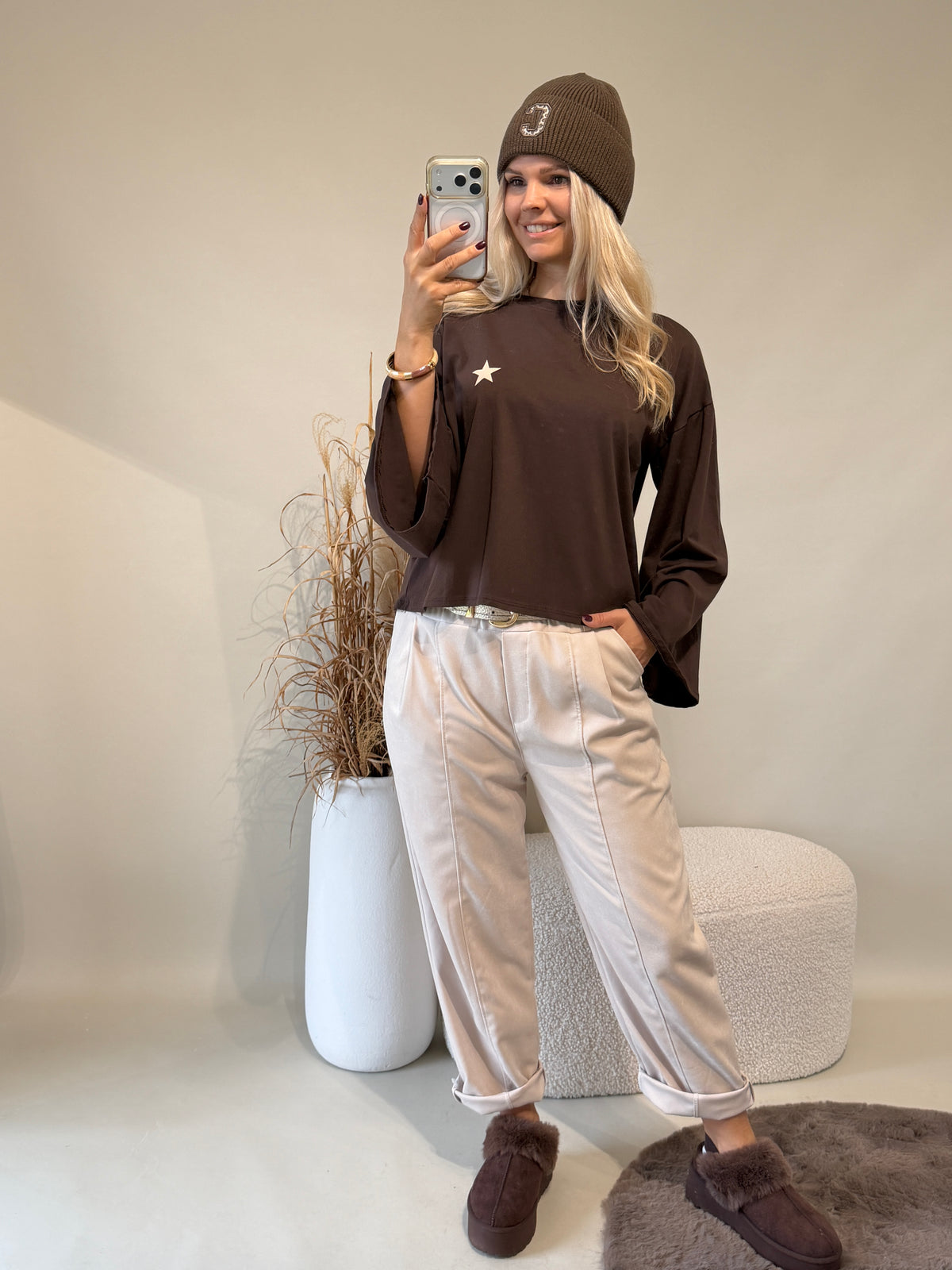 Shirt in Schokobraun mit Aufdruck hinten und Trompetenärmel