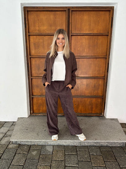 Cordhose in Schokobraun mit weitem Bein