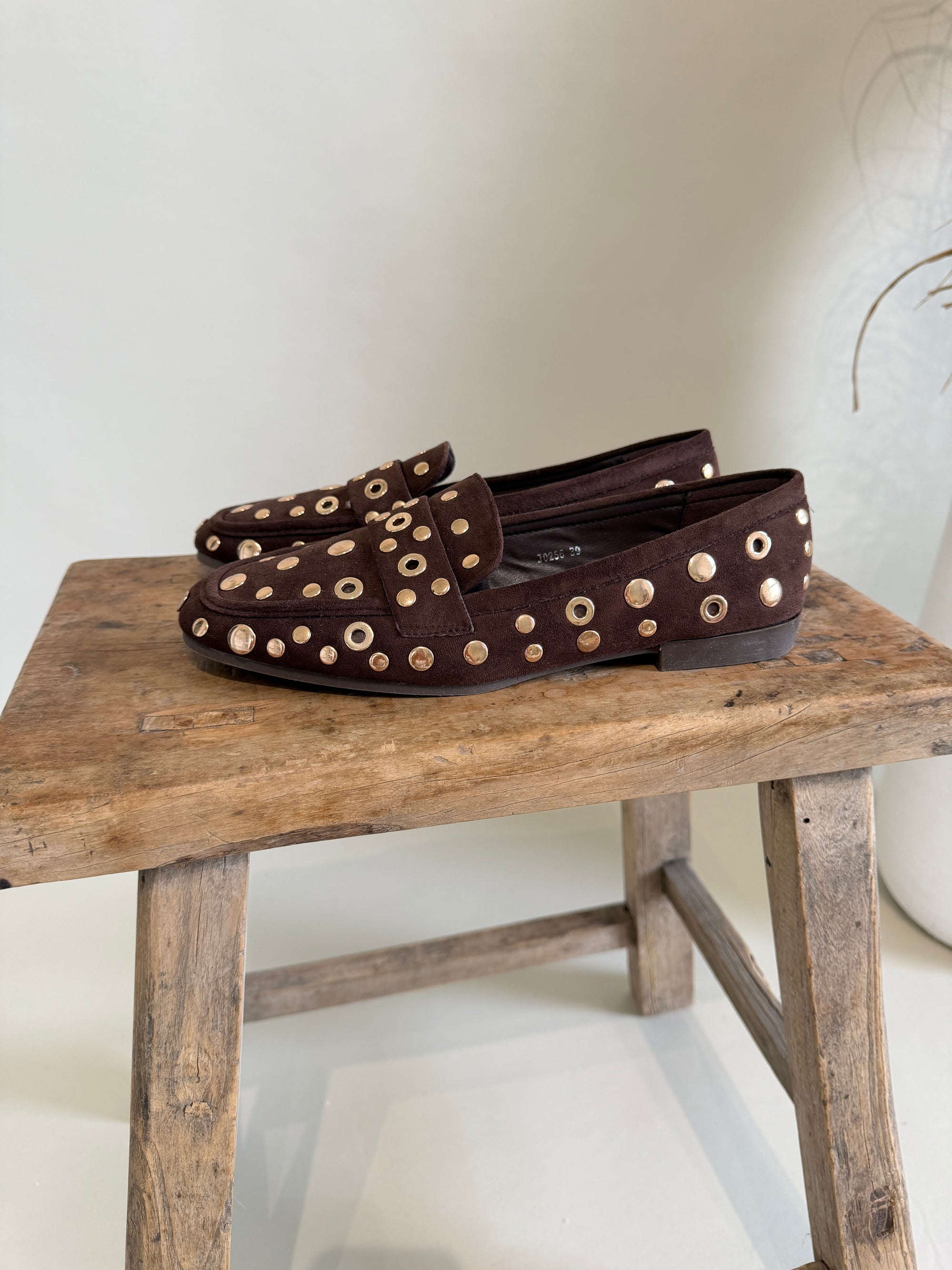 Loafer in Schokobraun mit goldenen Nieten