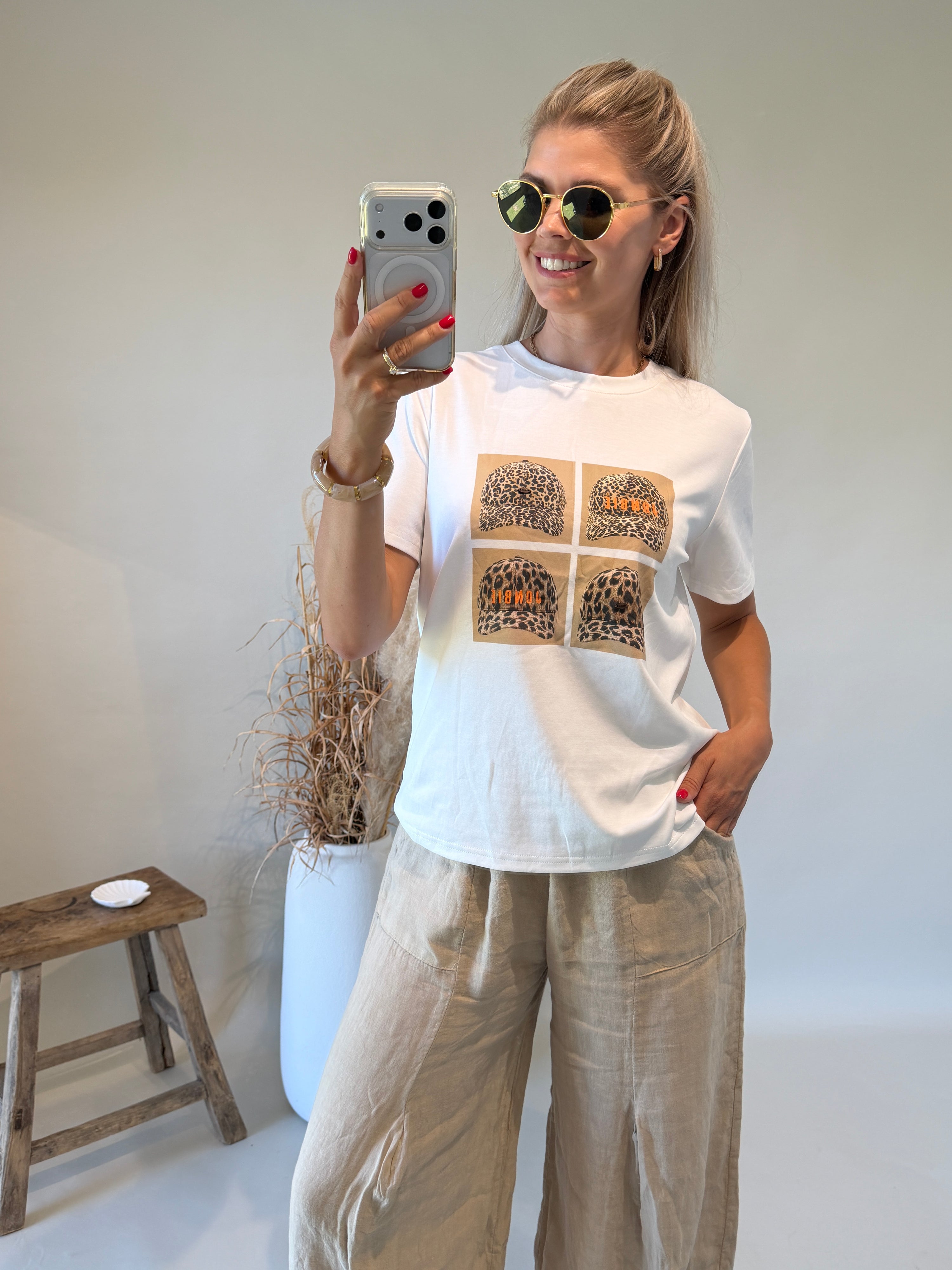 T - Shirt in Weiß mit Schokobraunen / Leo Aufdruck