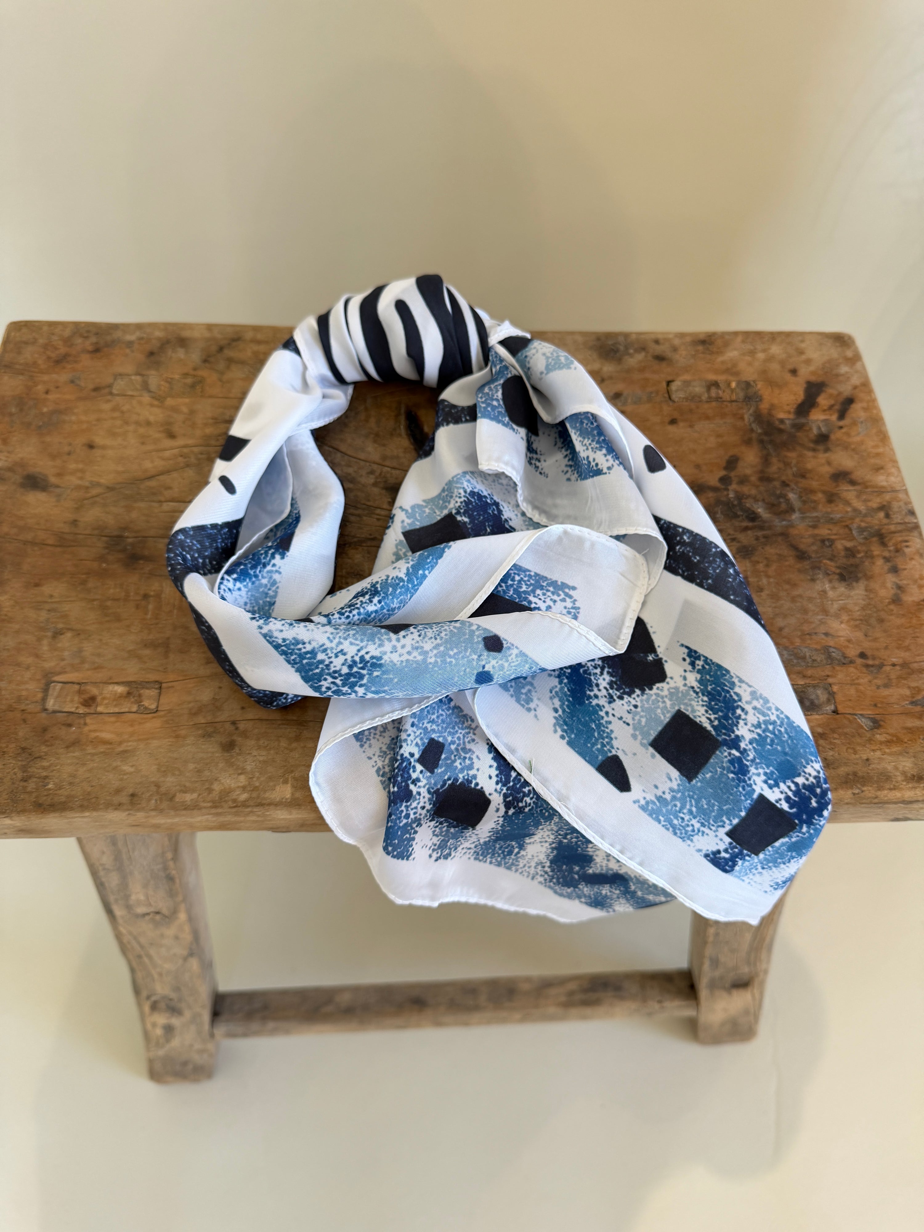 Tuch in Weiß / Blau