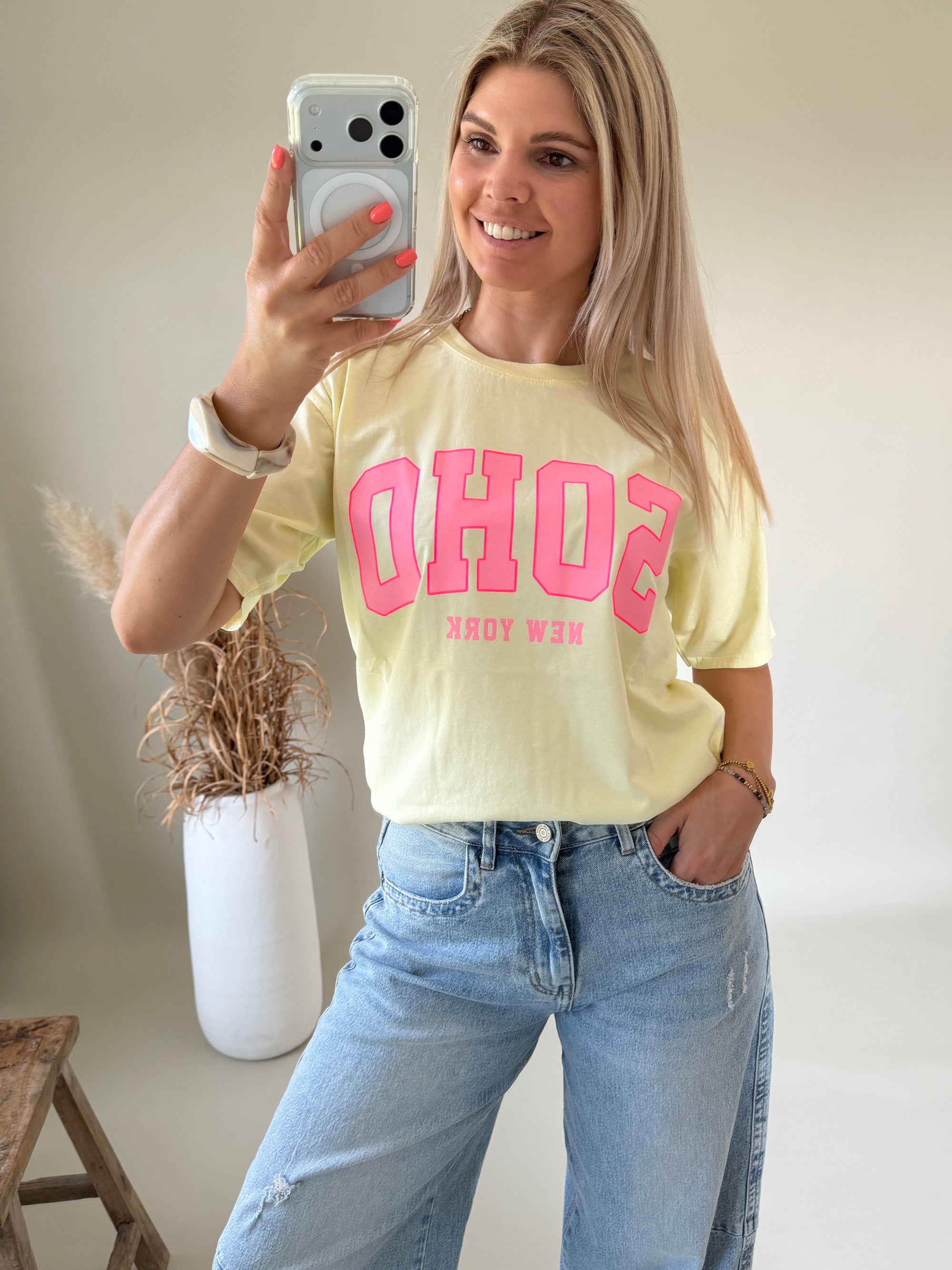 T - Shirt in Zitronengelb mit Rosa Aufschrift SOHO