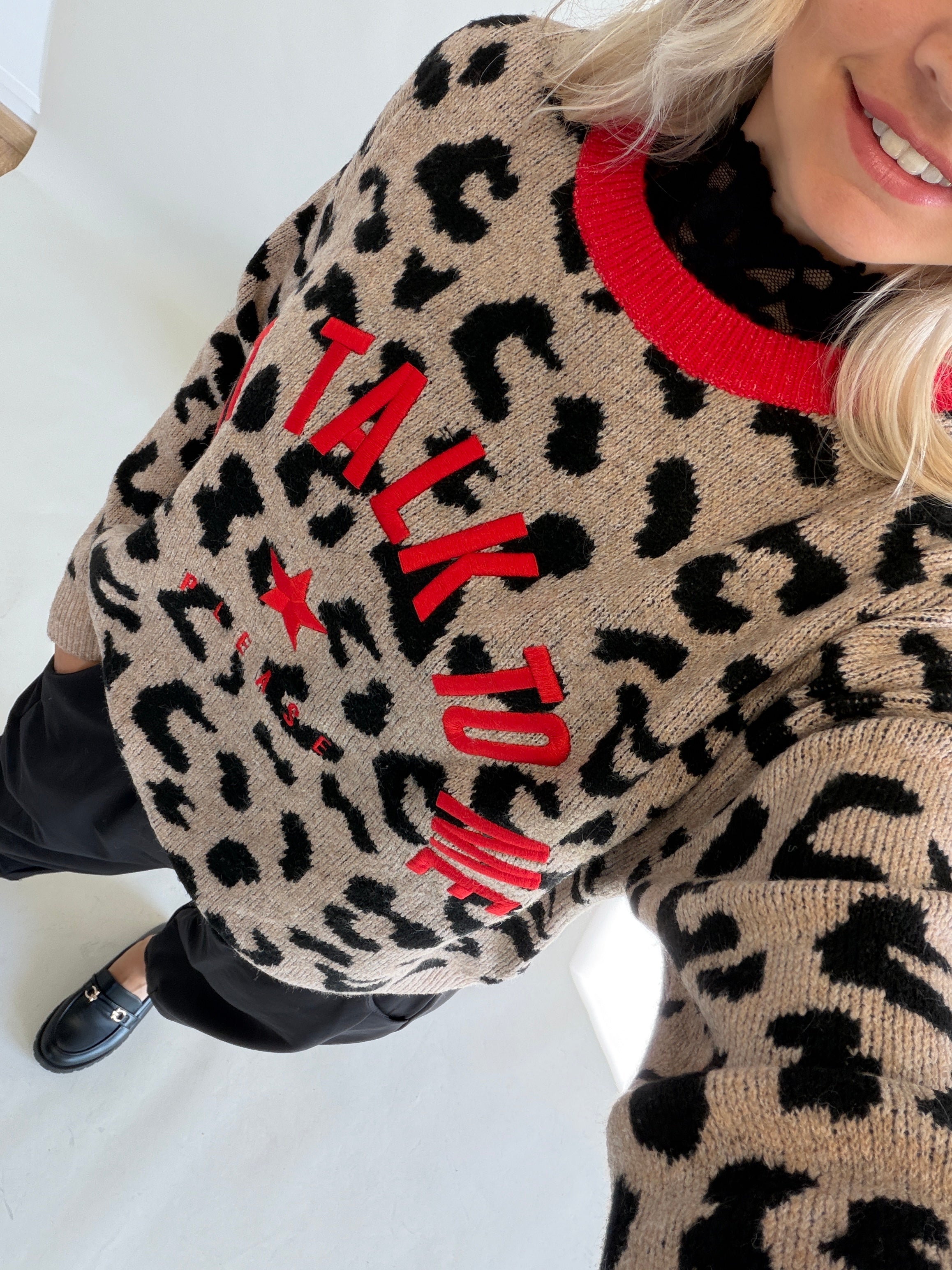 Pullover in Zimt / Schwarz Leomuster mit Aufschrift in Rot