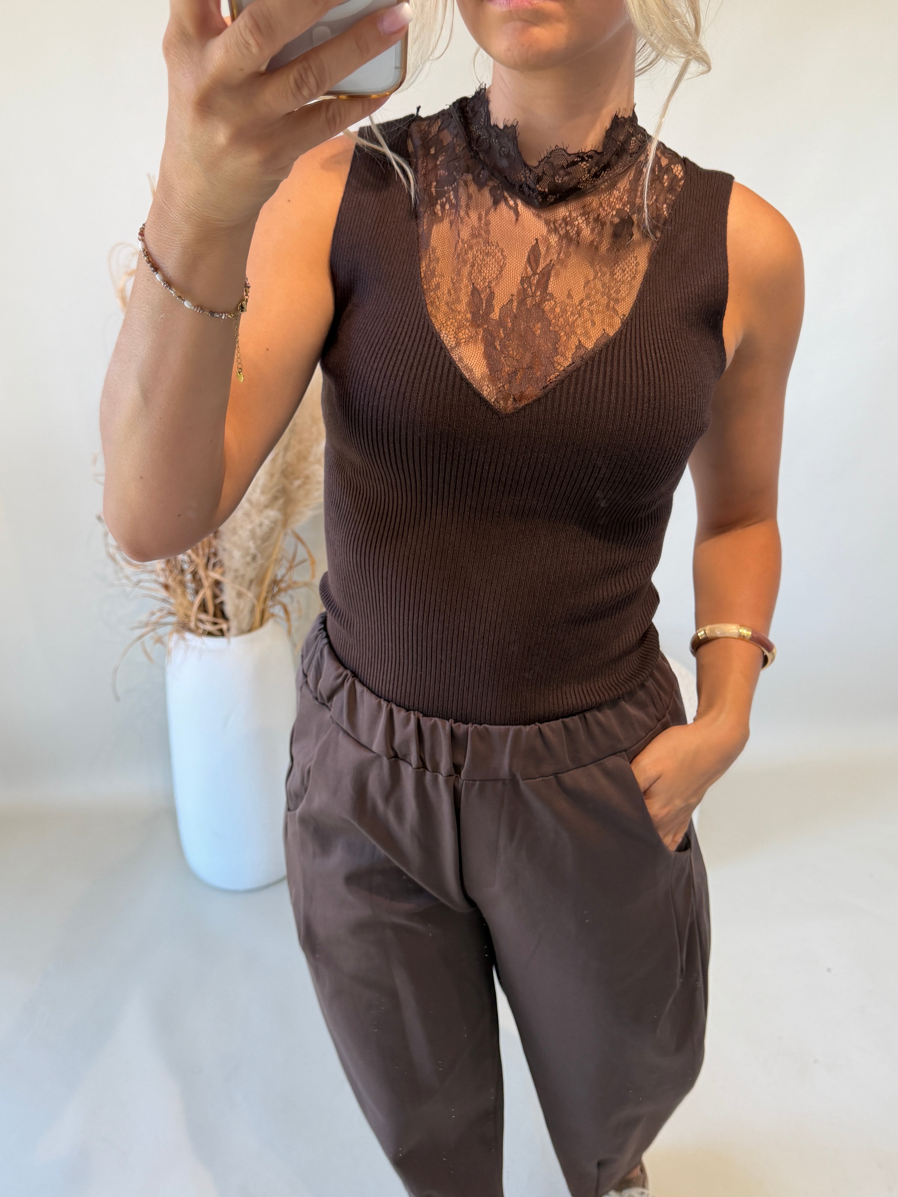 Shirt in Schokobraun mit Spitze am Ausschnitt ( Feinstrick )