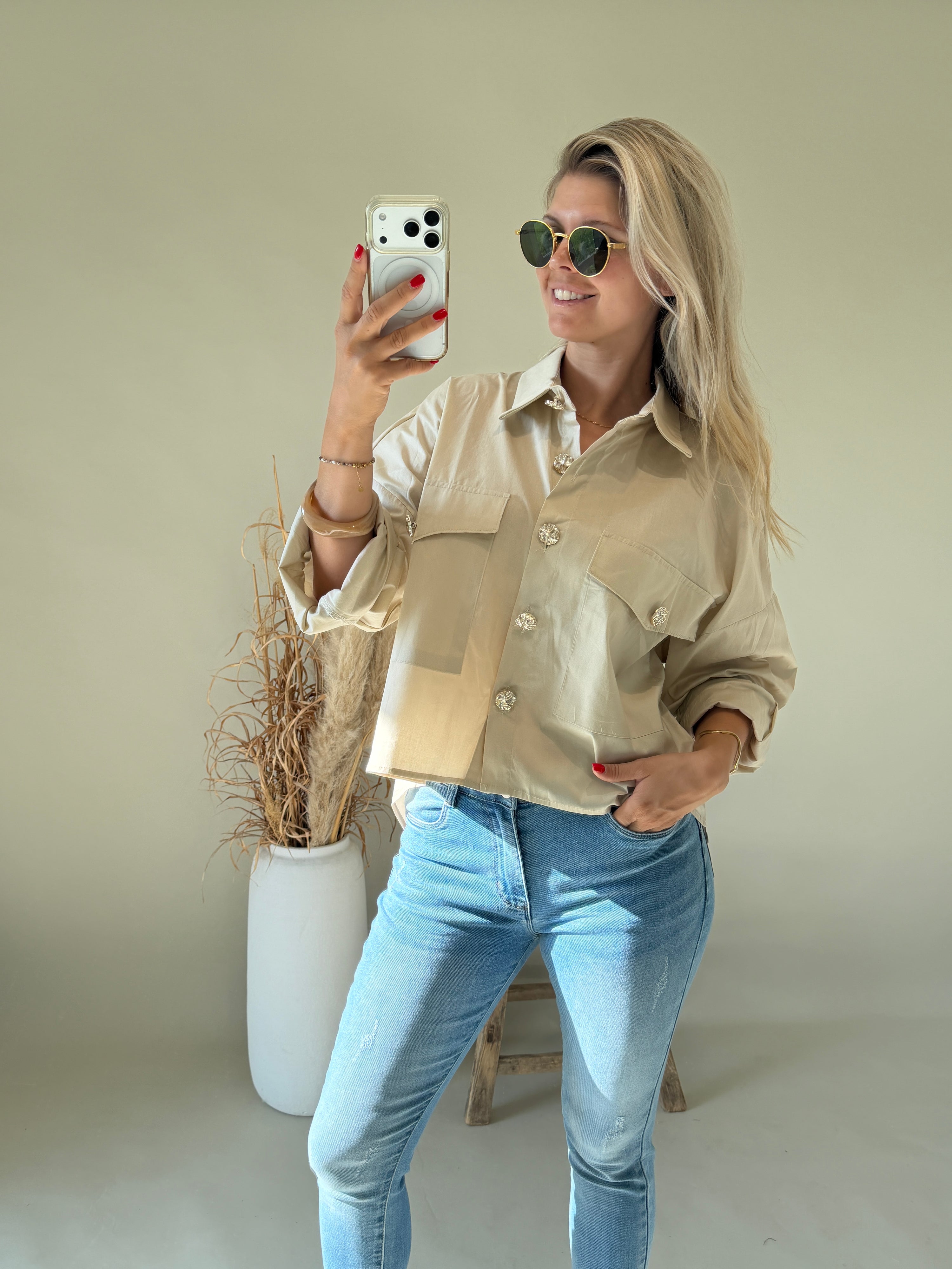 Bluse in Beige mit Brusttasche und Goldenen Knöpfen