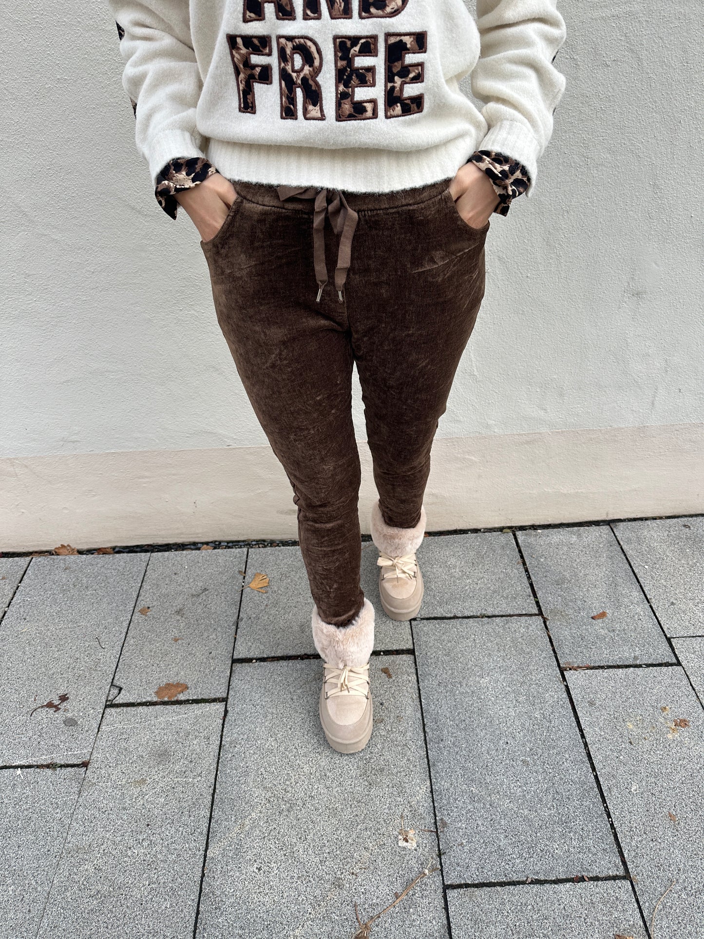 hose in schokobraun samt-optik