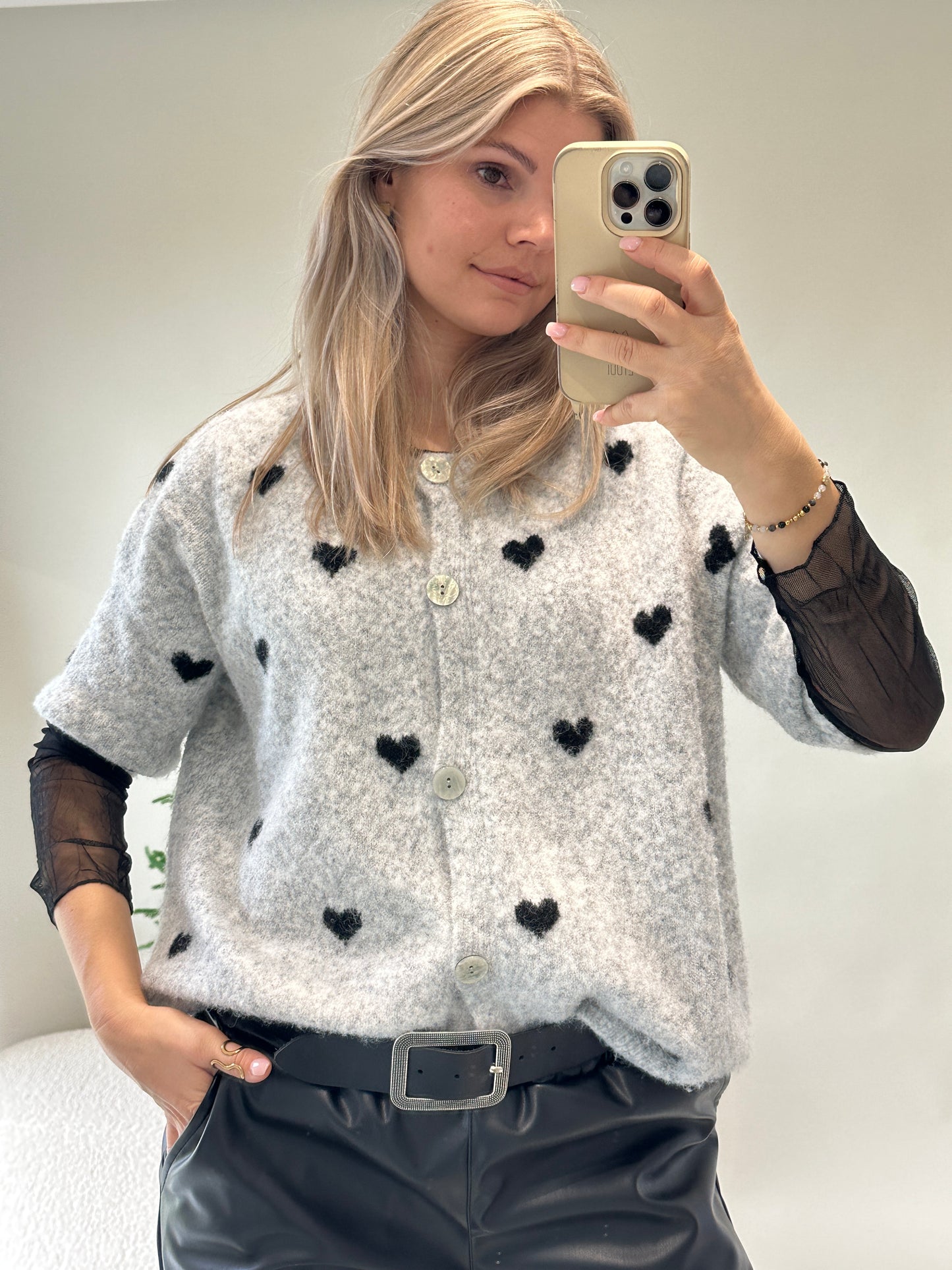 strickjacke in hellgrau mit schwarzen herzen (kurzarm)