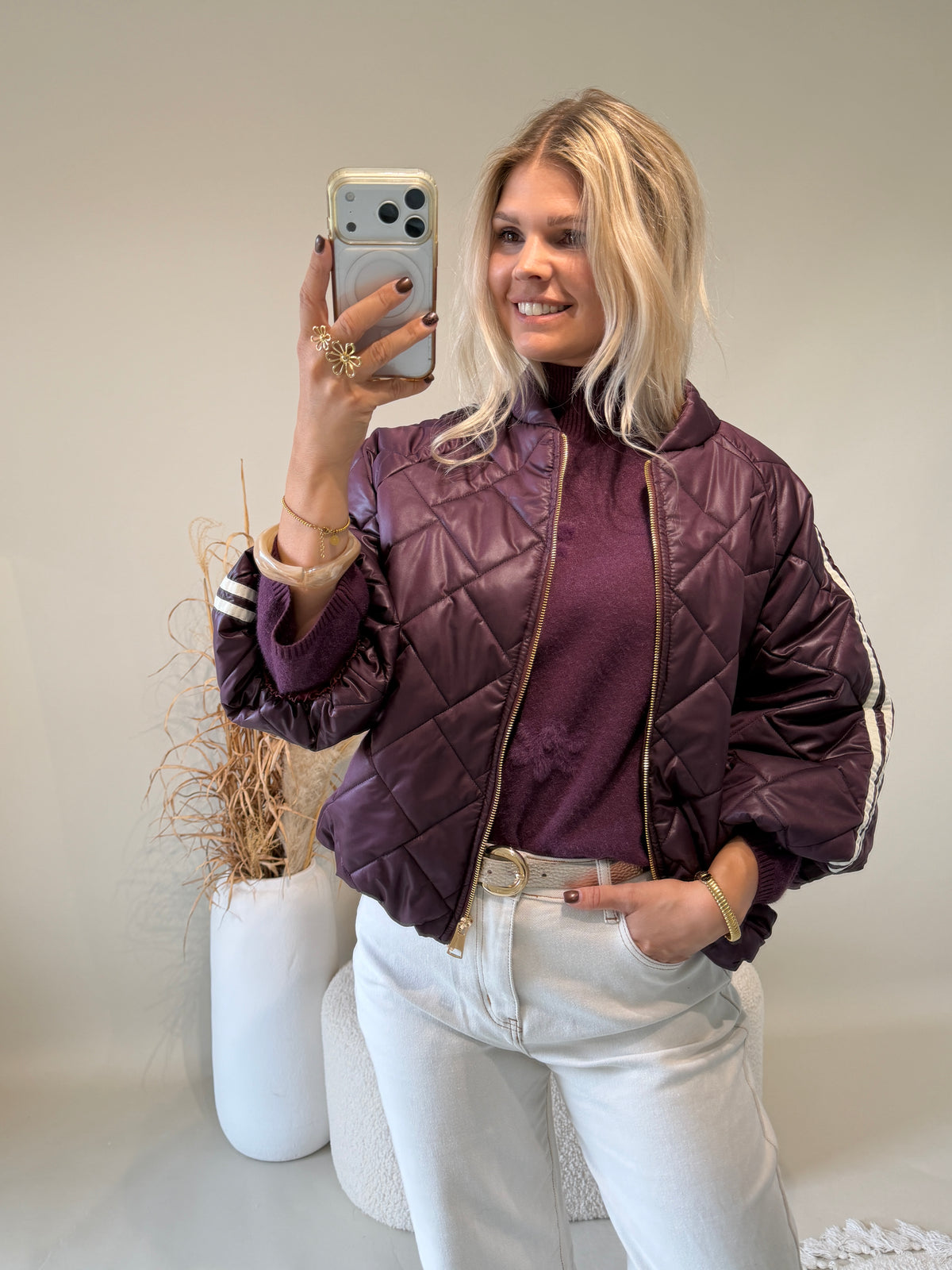 Pullover in Burgundy mit dezenten Blumenmuster
