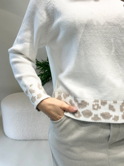 Pullover in Wollweiß mit Leomuster an Bund und Kragen