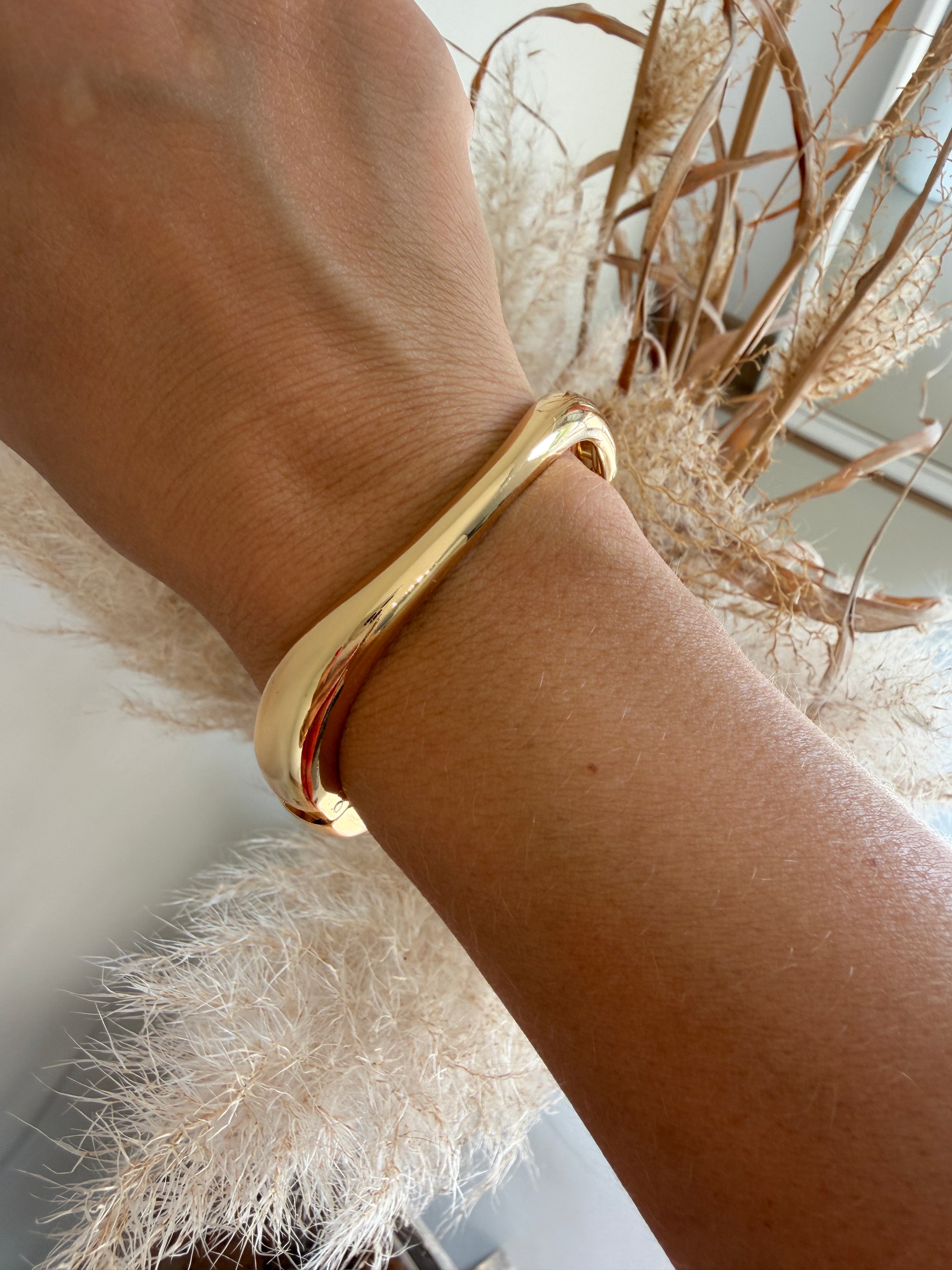 Armreif in Gold  ( leicht gedreht )