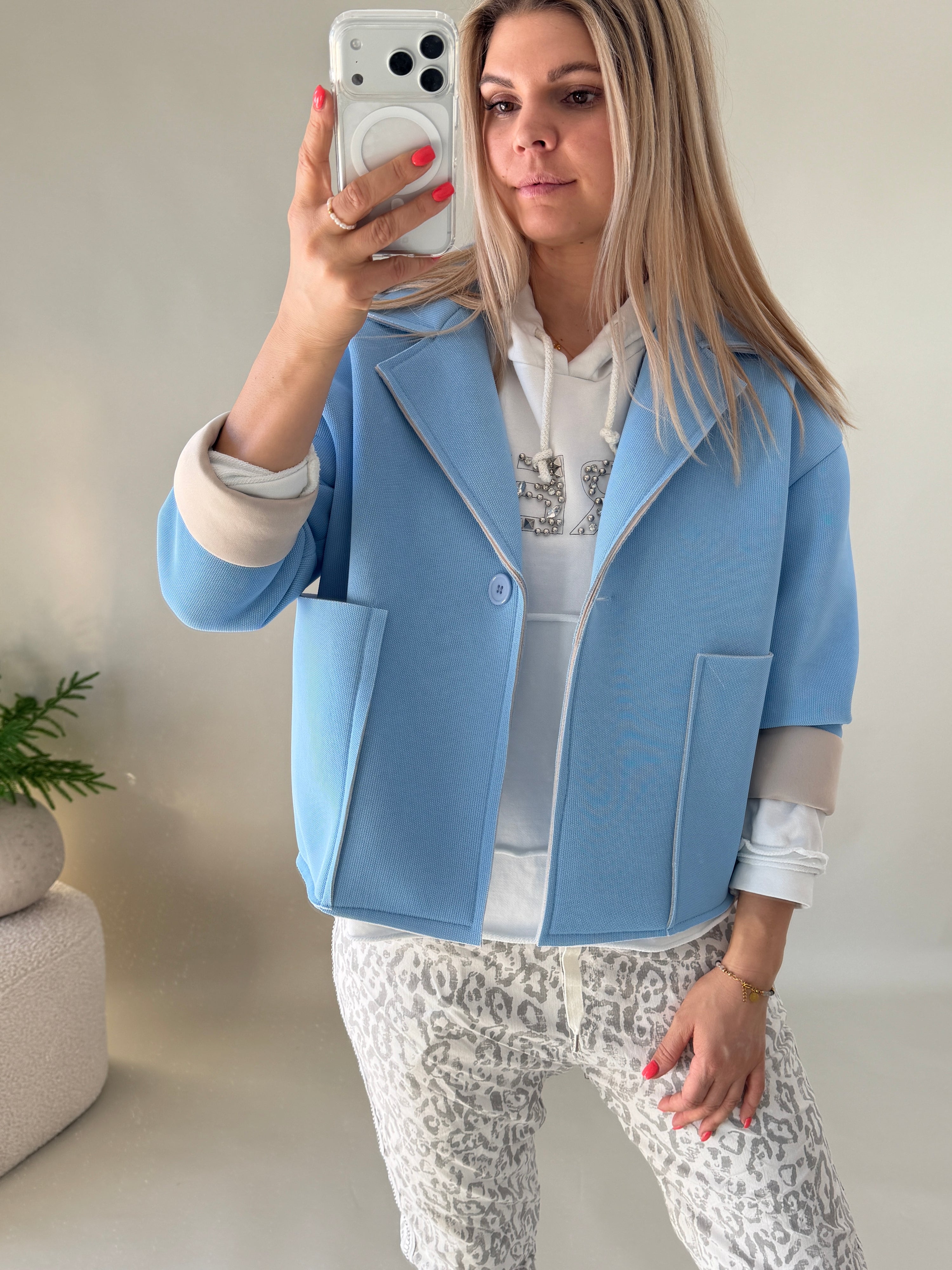 Jacke in Hellblau mit großen Taschen vorne