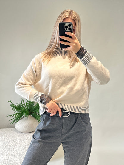 Pullover in Wollweiß mit Grauen Streifen an Bund und Kragen
