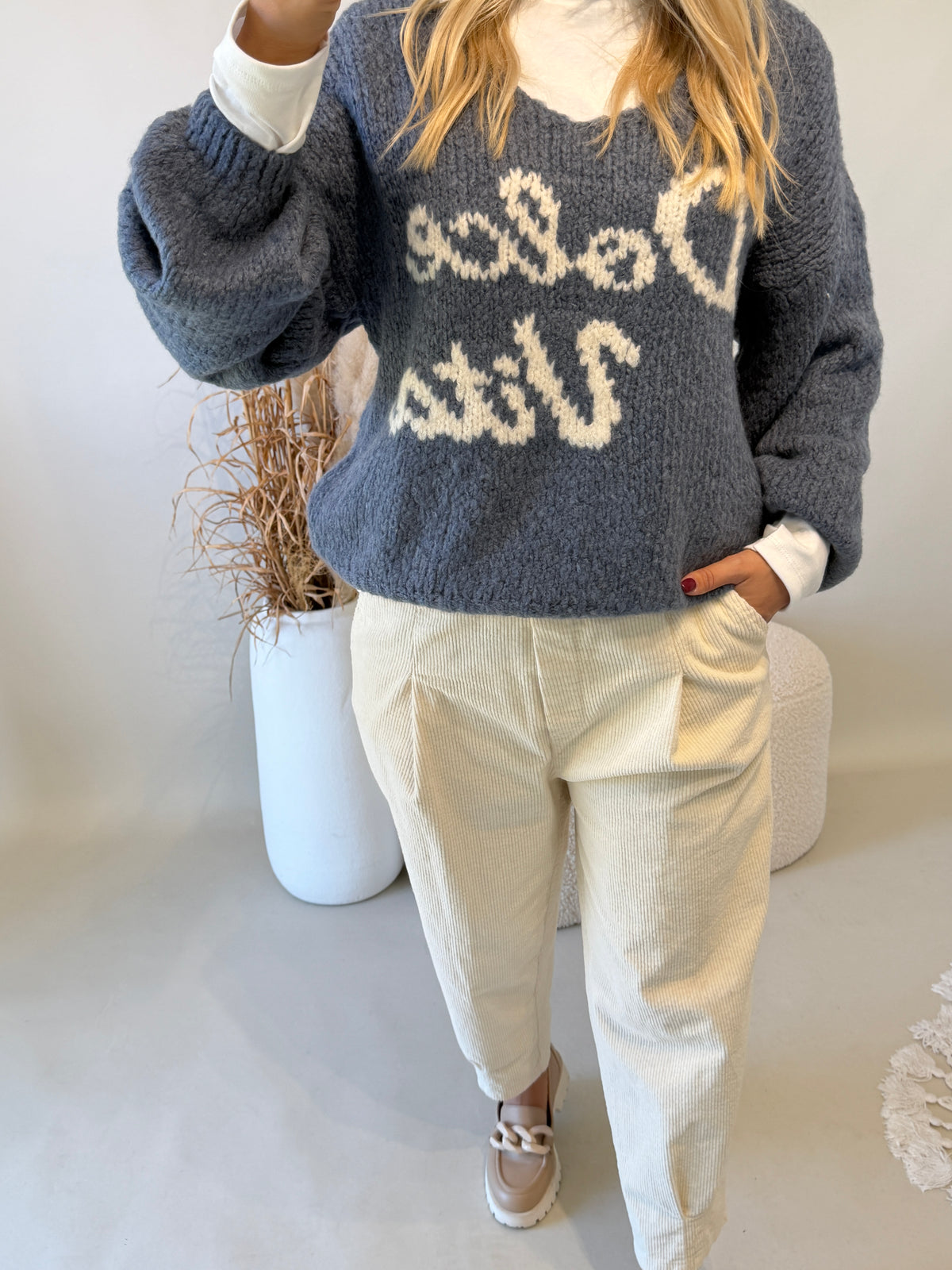 Pullover in Rauchblau mit Aufdruck und V - Ausschnitt