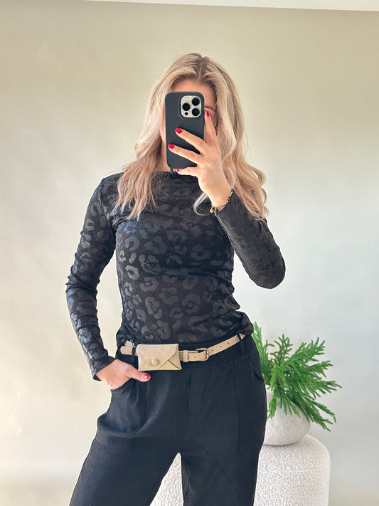 Shirt in Schwarz mit Leo-Muster