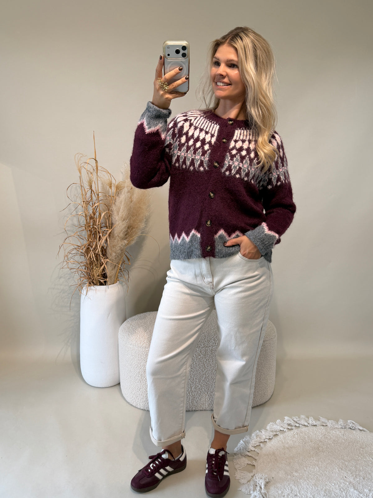 Strickjacke in Burgundy mit Muster in Wollweiß / Grau / Rosa