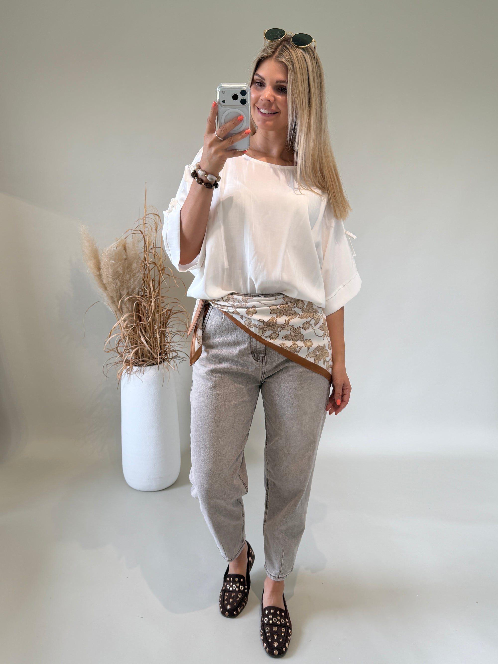 Bluse in Weiß an den Schultern offen