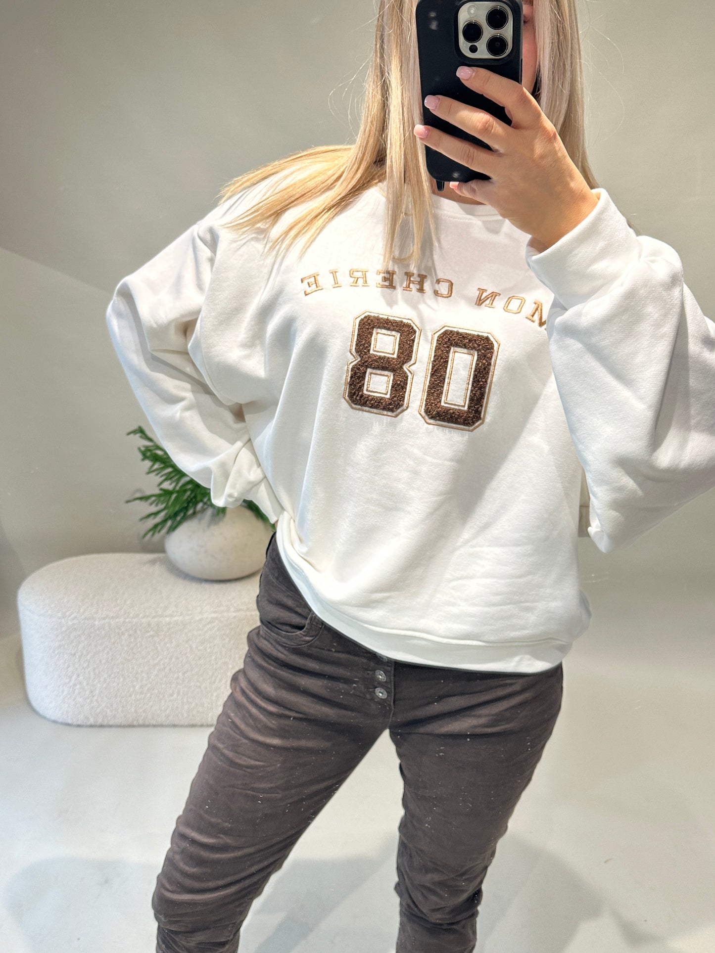 pullover in wollweiß mit aufschrift in schokobraun (mon cherie)