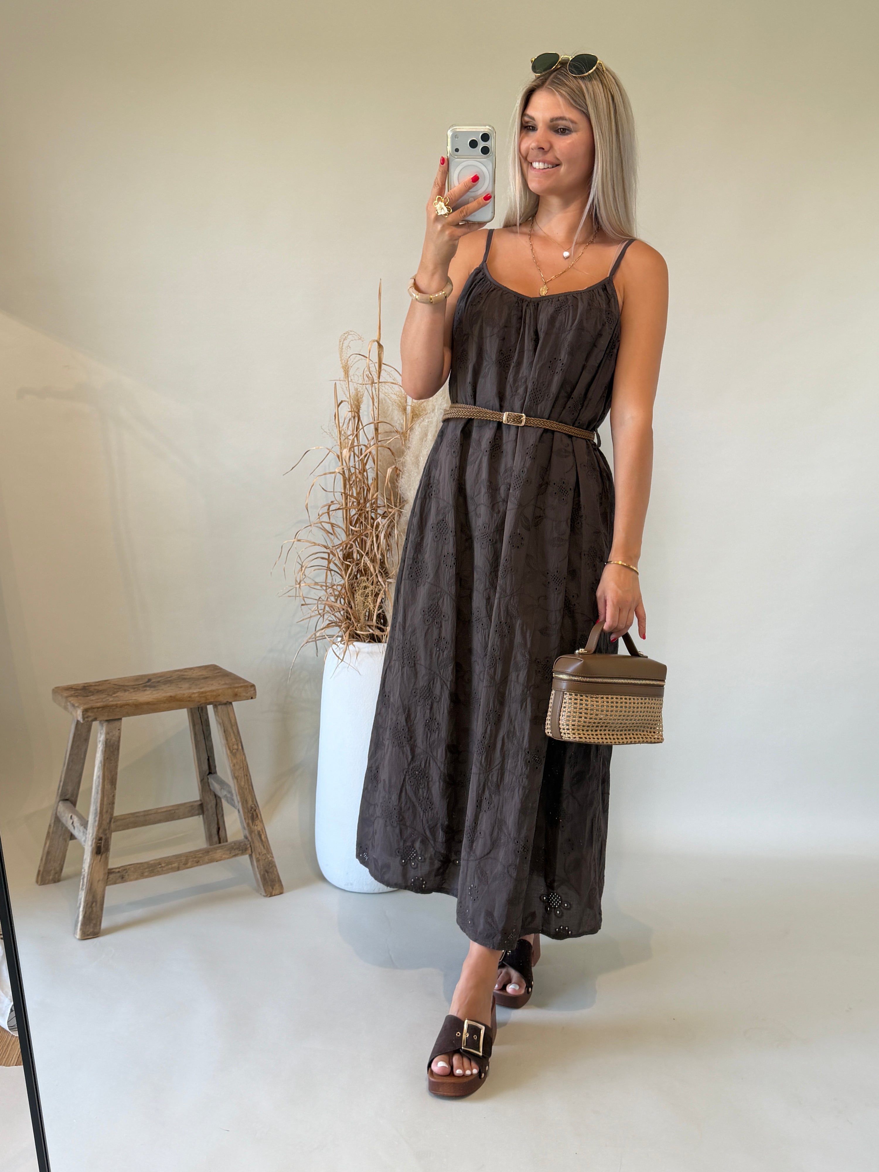 Kleid in Schokobraun mit Bohospitze und Gürtel