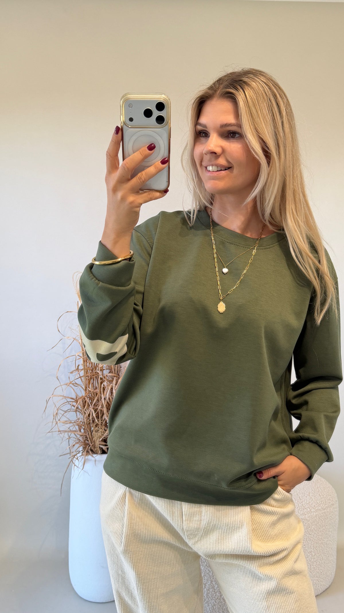 Sweatshirt in Olivgrün mit Aufdruck hinten