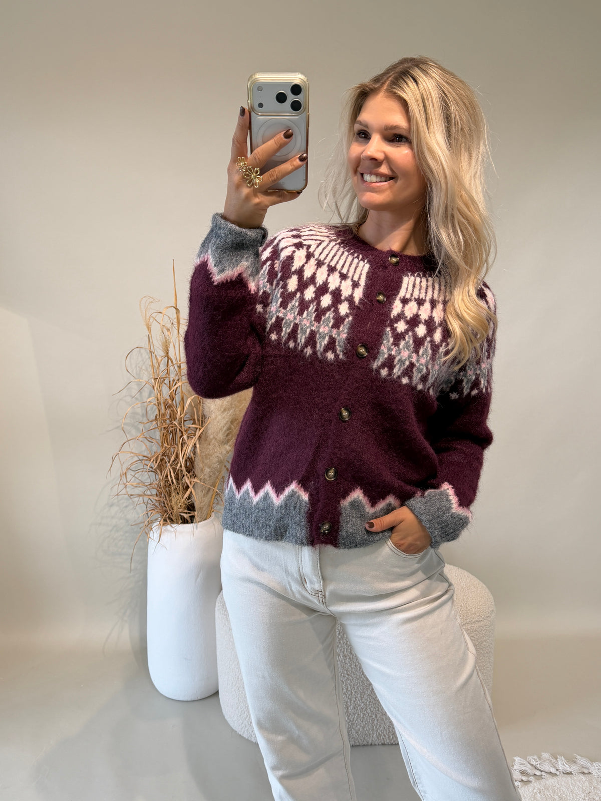 Strickjacke in Burgundy mit Muster in Wollweiß / Grau / Rosa