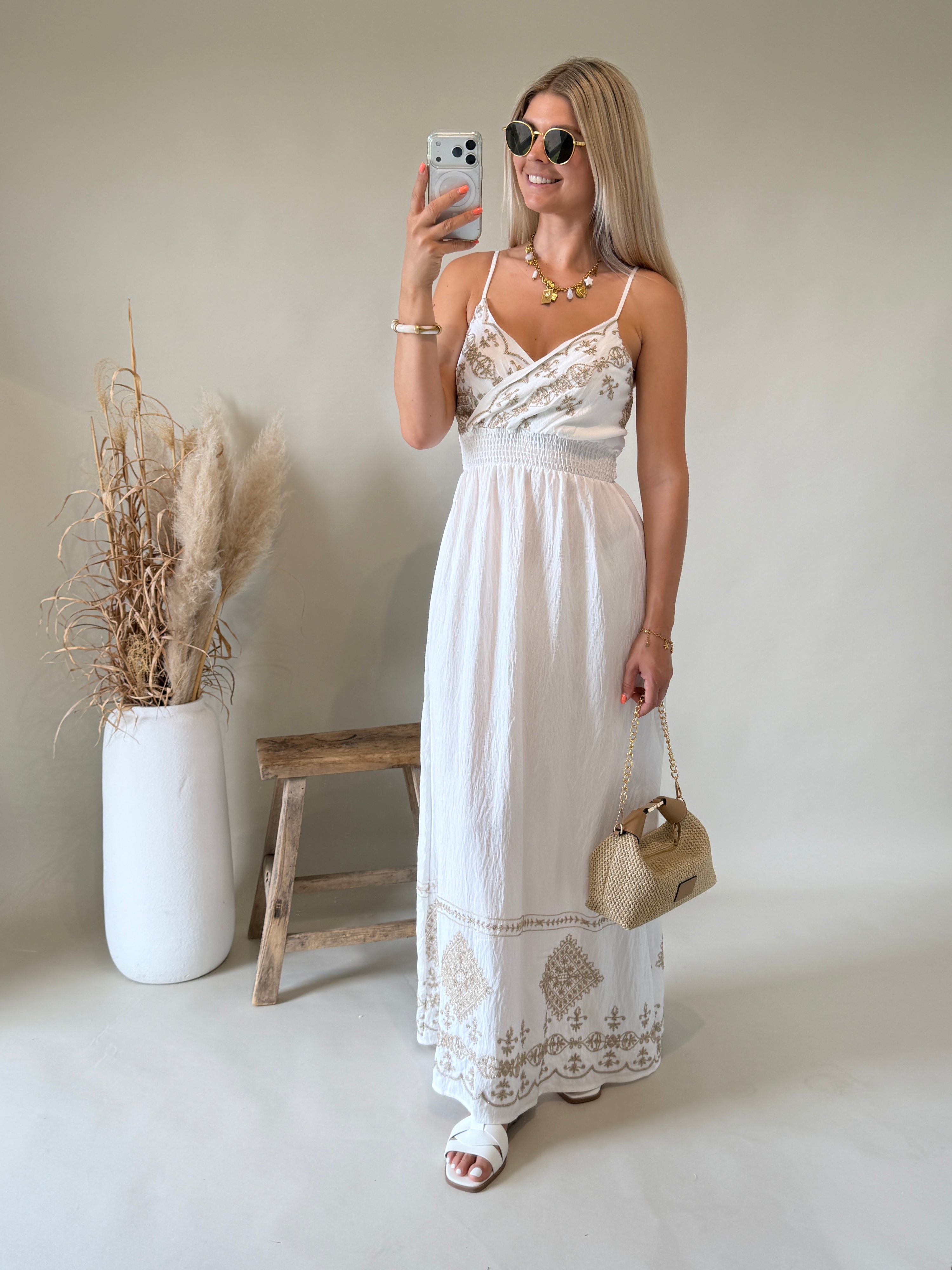 Kleid in Wollweiß  mit Bohospitze in Gold