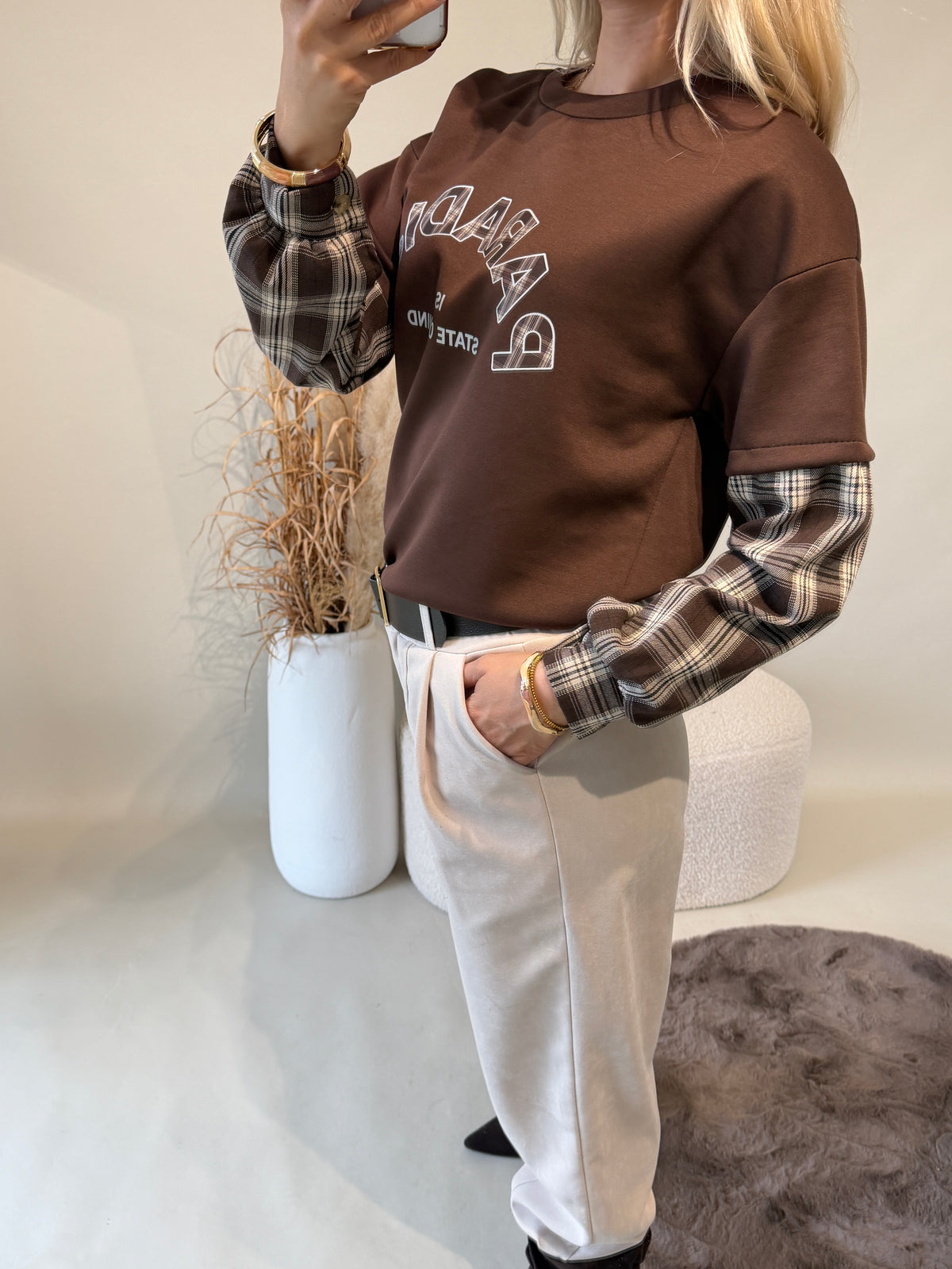 Sweatshirt in Schokobraun mit Karoeinsatz am Arm