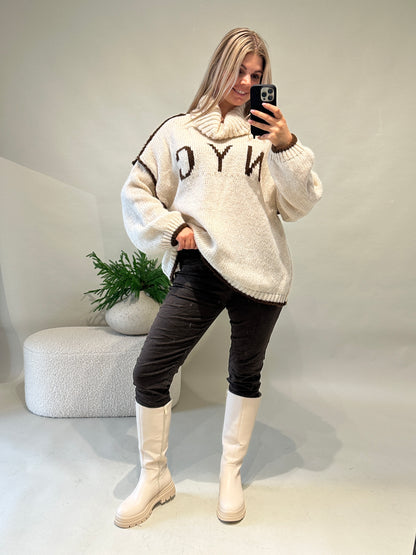Pullover in Sand mit Schokobrauner Aufschrift (NYC) und weitem Rollkragen