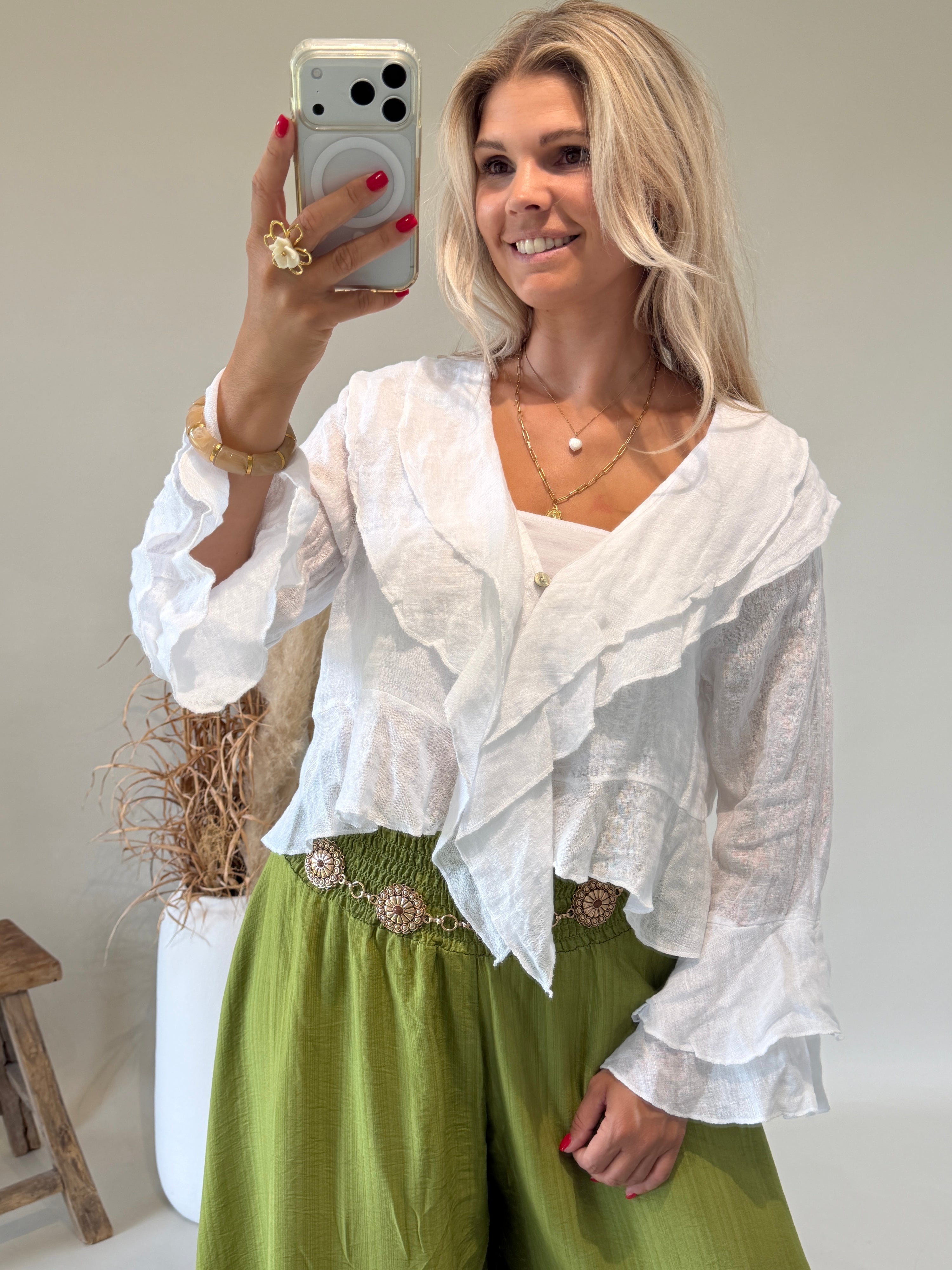 Bluse in Weiß mit Rüschen vorne und am Arm