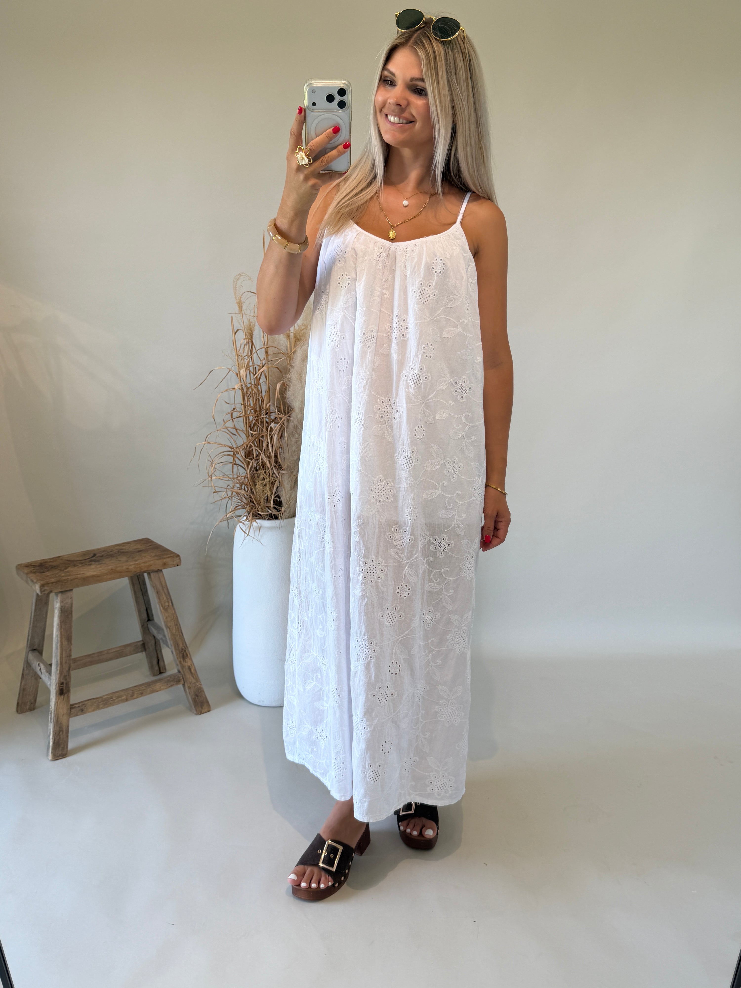 Kleid in Weiß mit Bohospitze und Gürtel