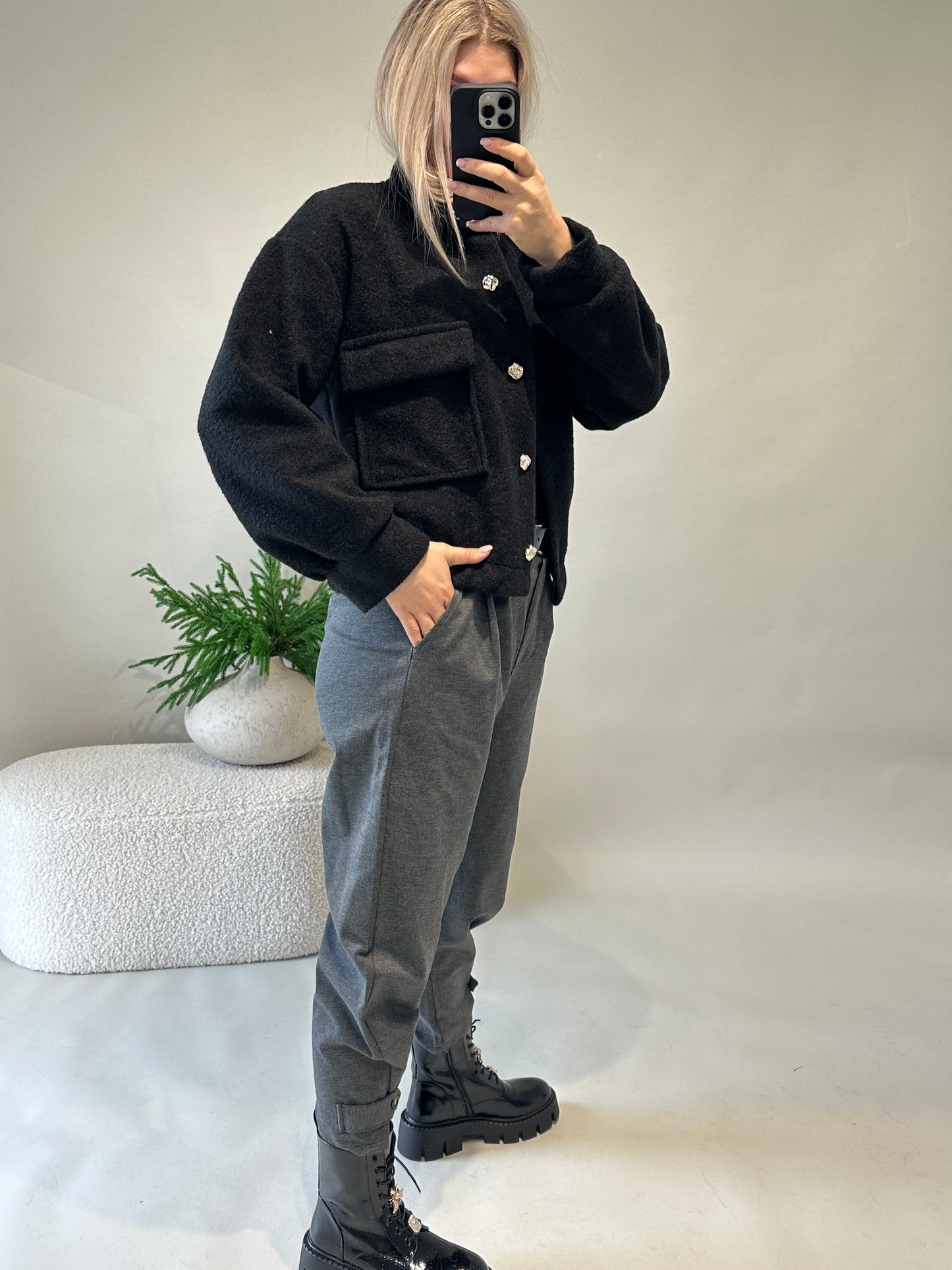 boots in schwarz (lack) mit biene und blume